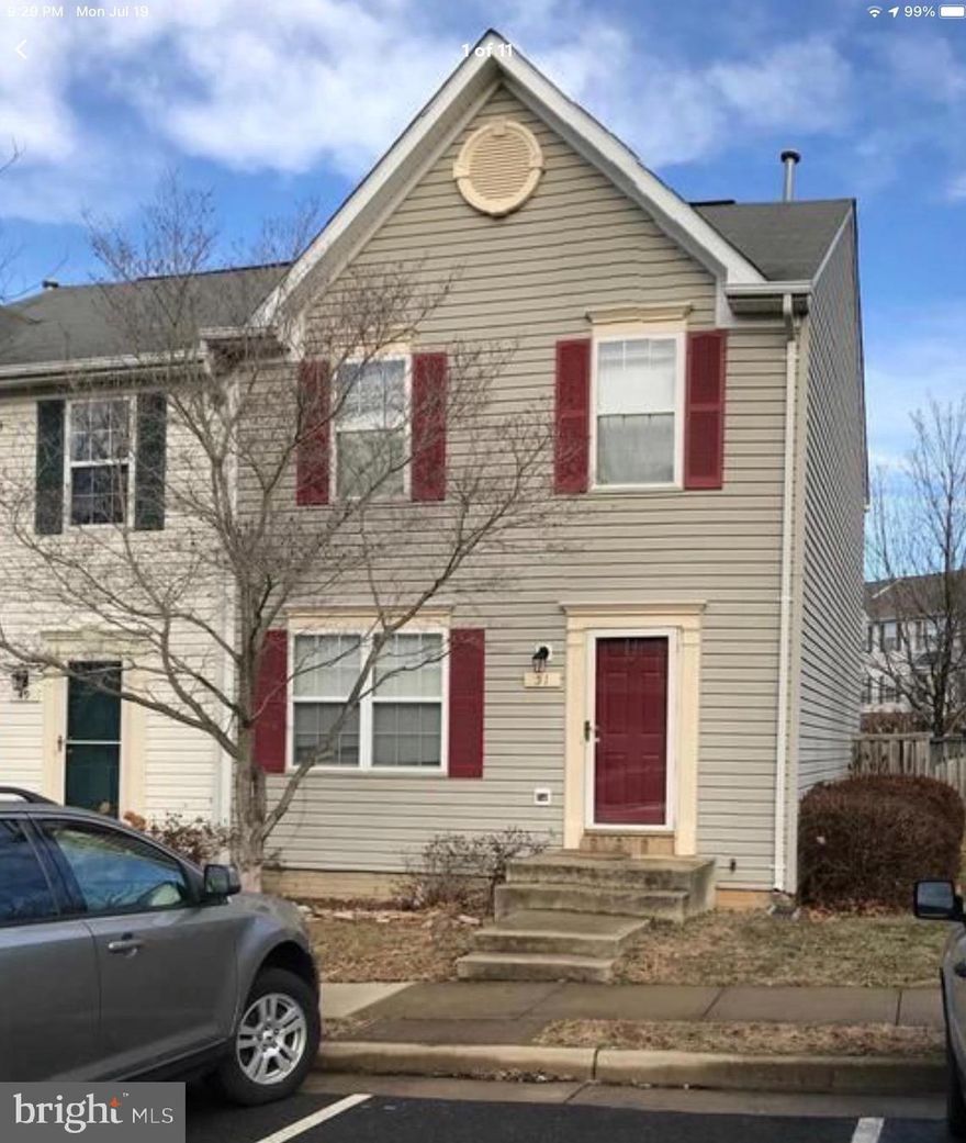 Well-maintained end unit in the quiet community of Highlands of Warrenton.  This 3 level town home offers 2 large bedrooms with accompanying bathrooms,  has been recently painted and new flooring installed on the rec room basement level.  The kitchen offers stainless steel appliances with an eat in kitchen area.  This community is close to major commuter routes, shopping and Old Town Warrenton charm.