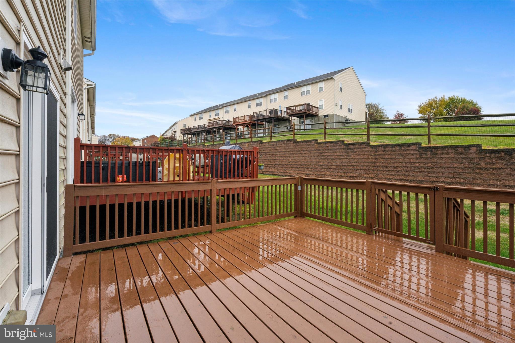 COURT AT THE LEDGES - Residential