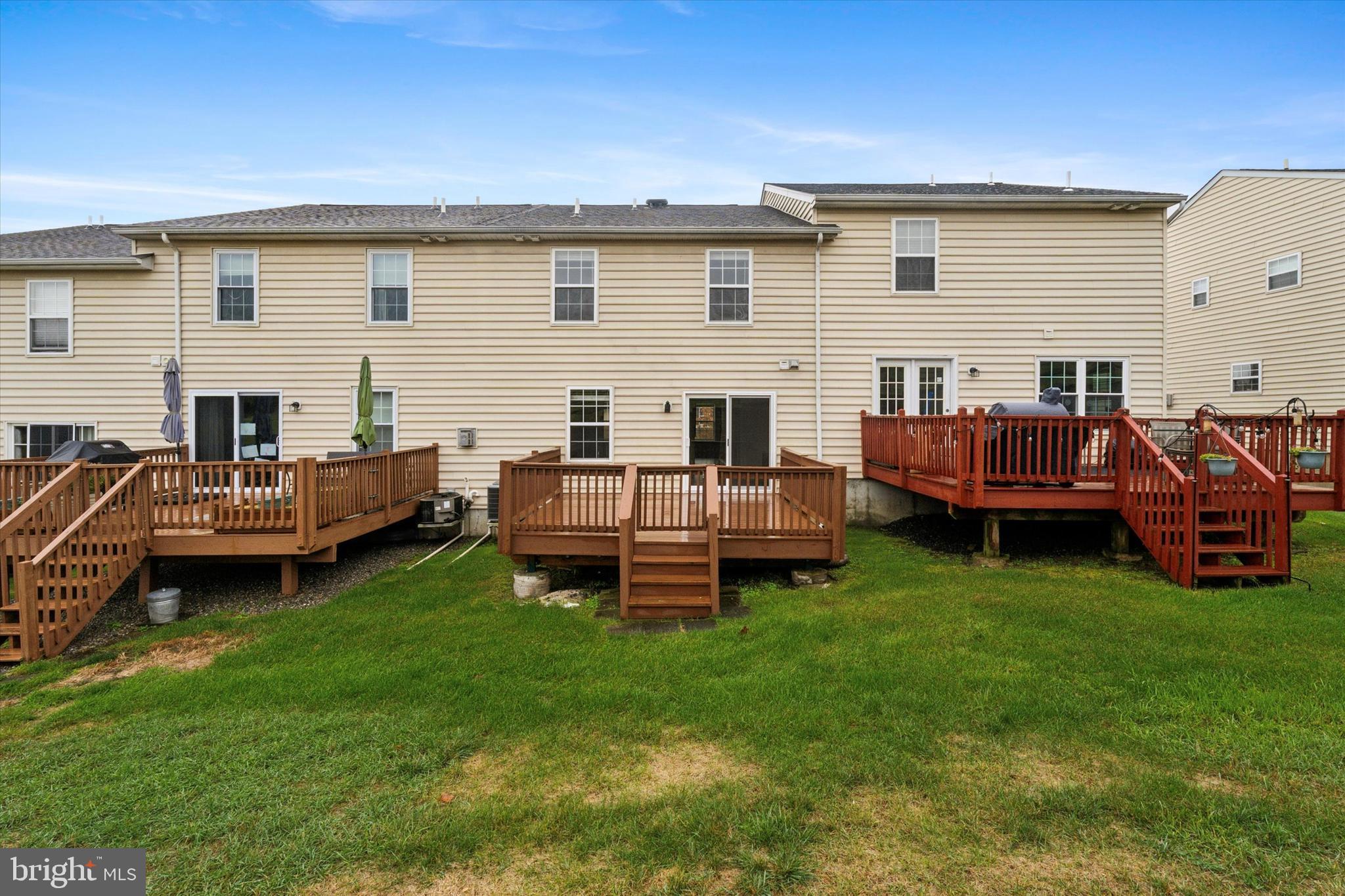 COURT AT THE LEDGES - Residential