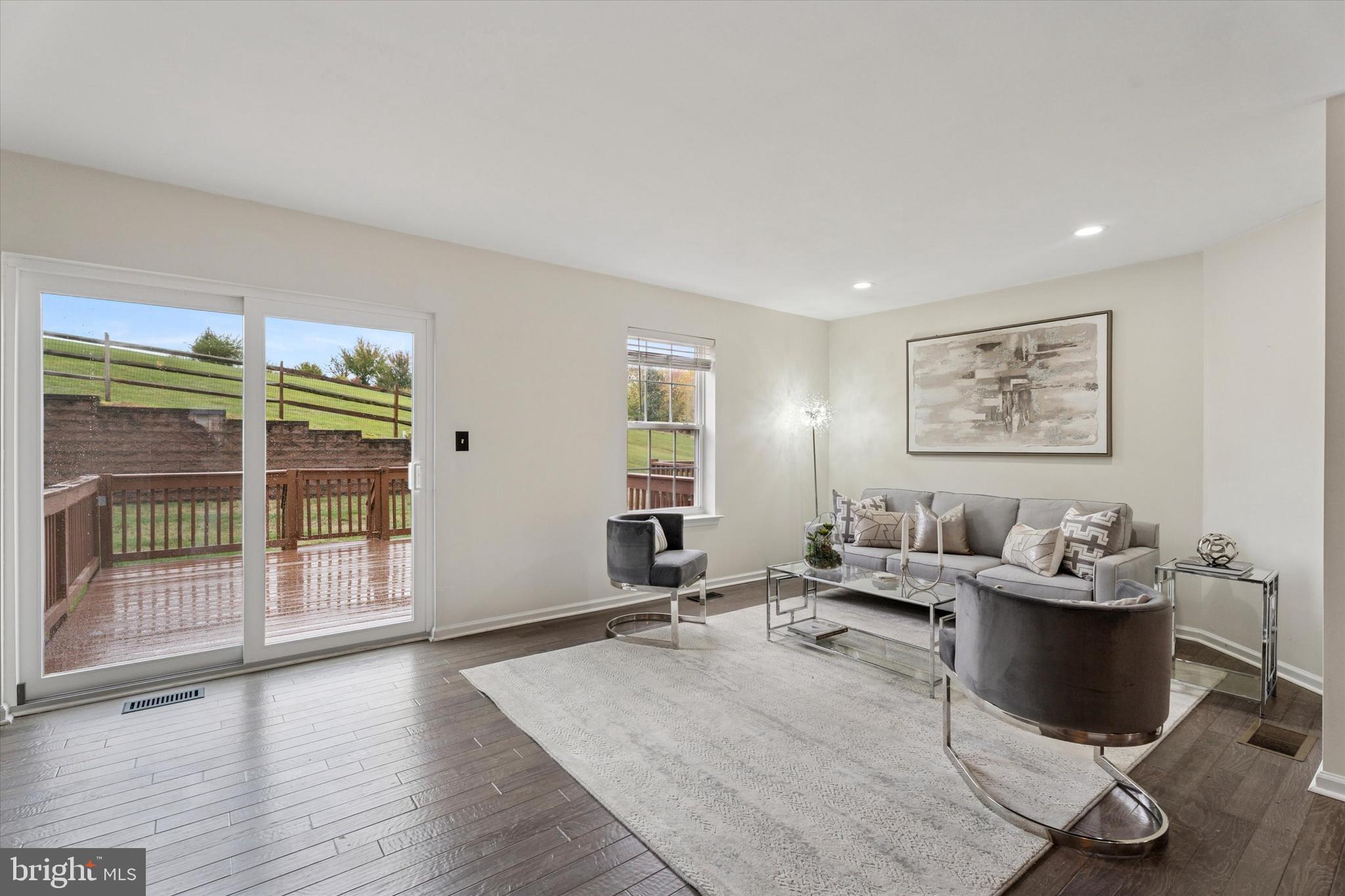 COURT AT THE LEDGES - Residential