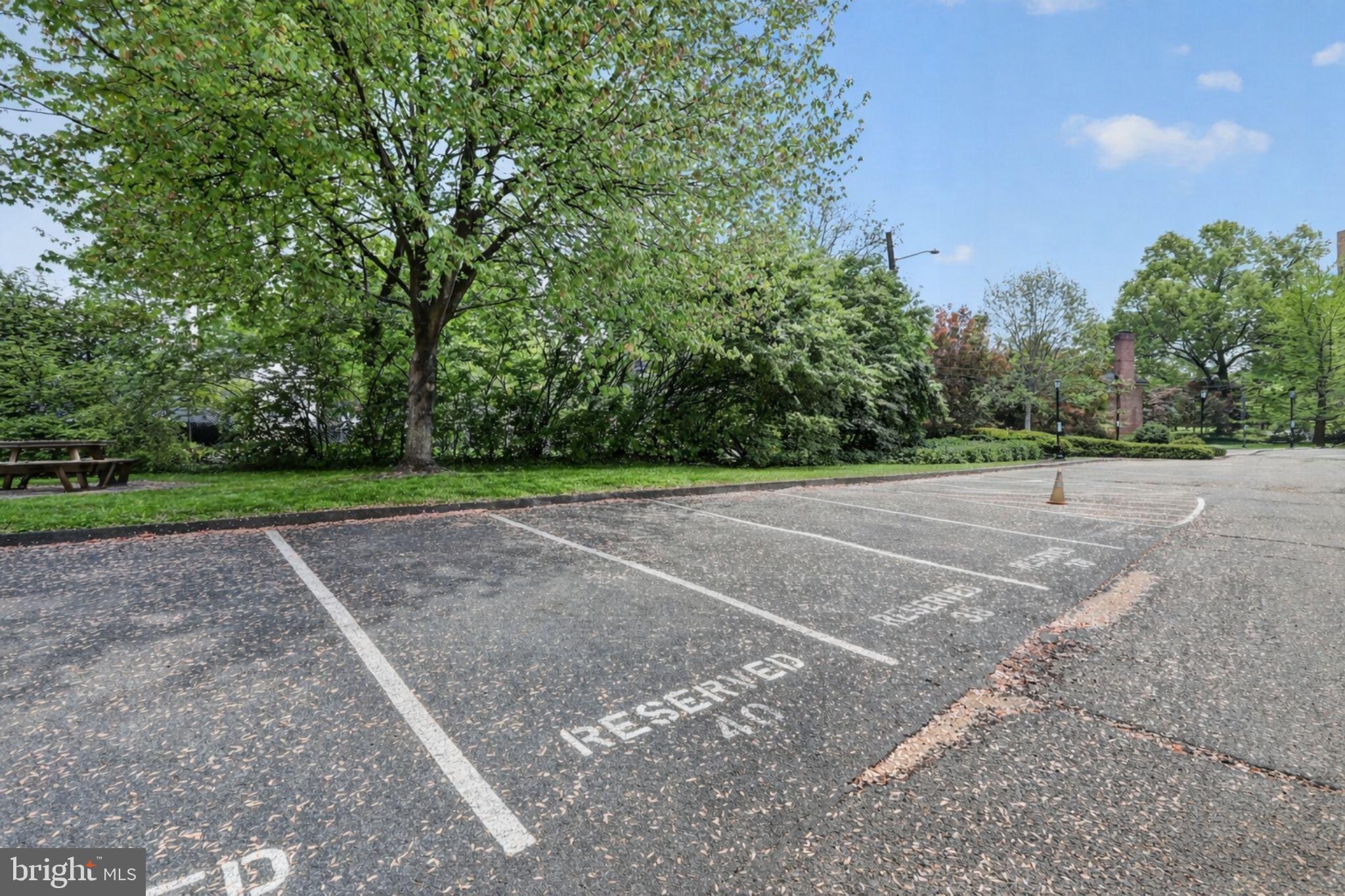 FOREST HILLS - Commercial Sale