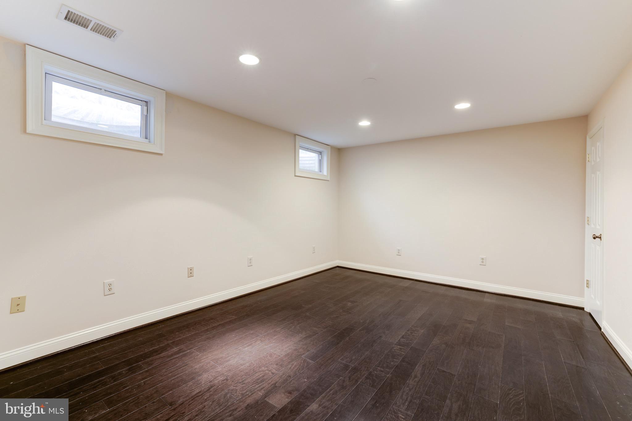 MCLEAN ESTATES - Residential