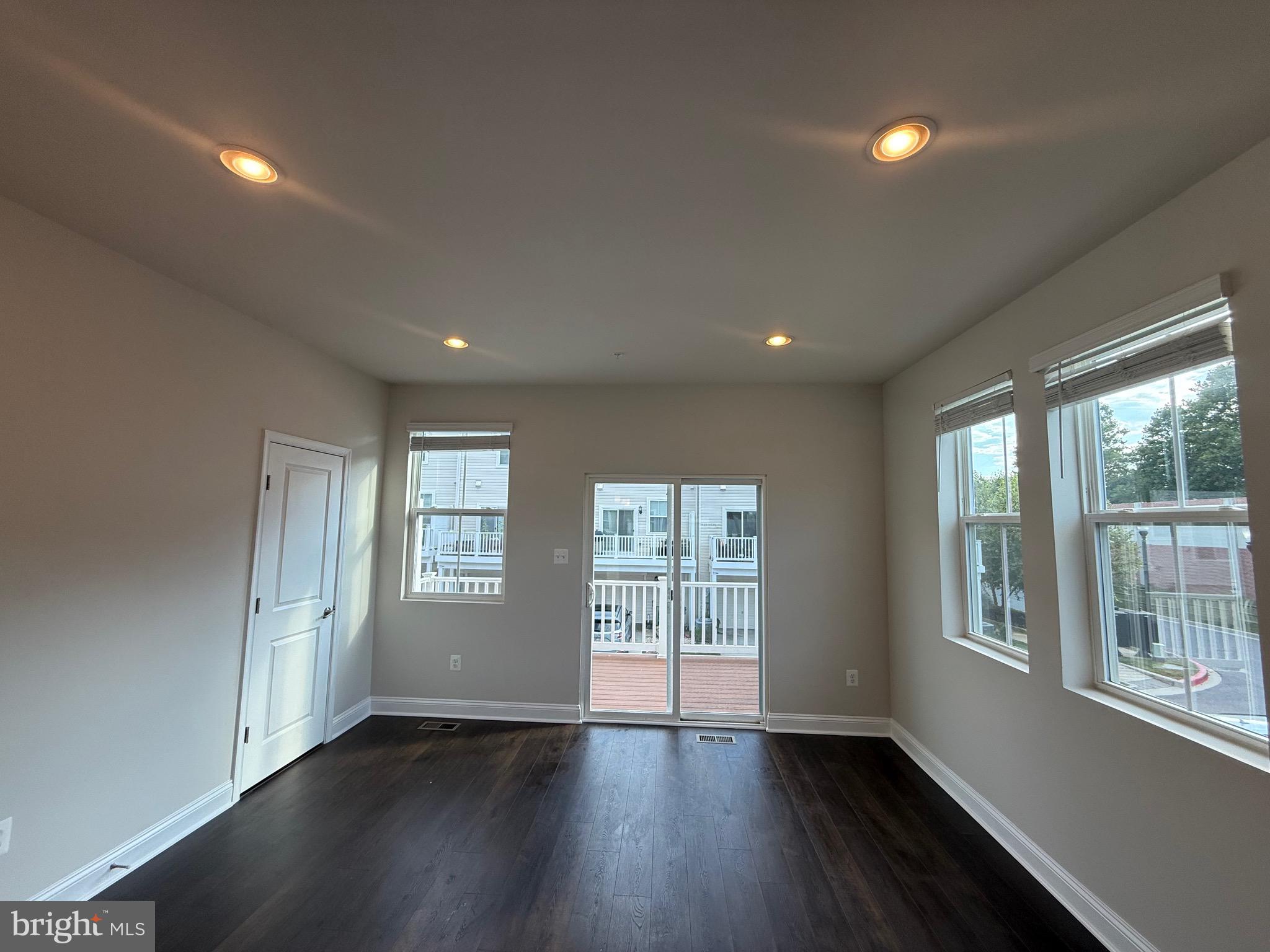 OXFORD SQUARE - Residential