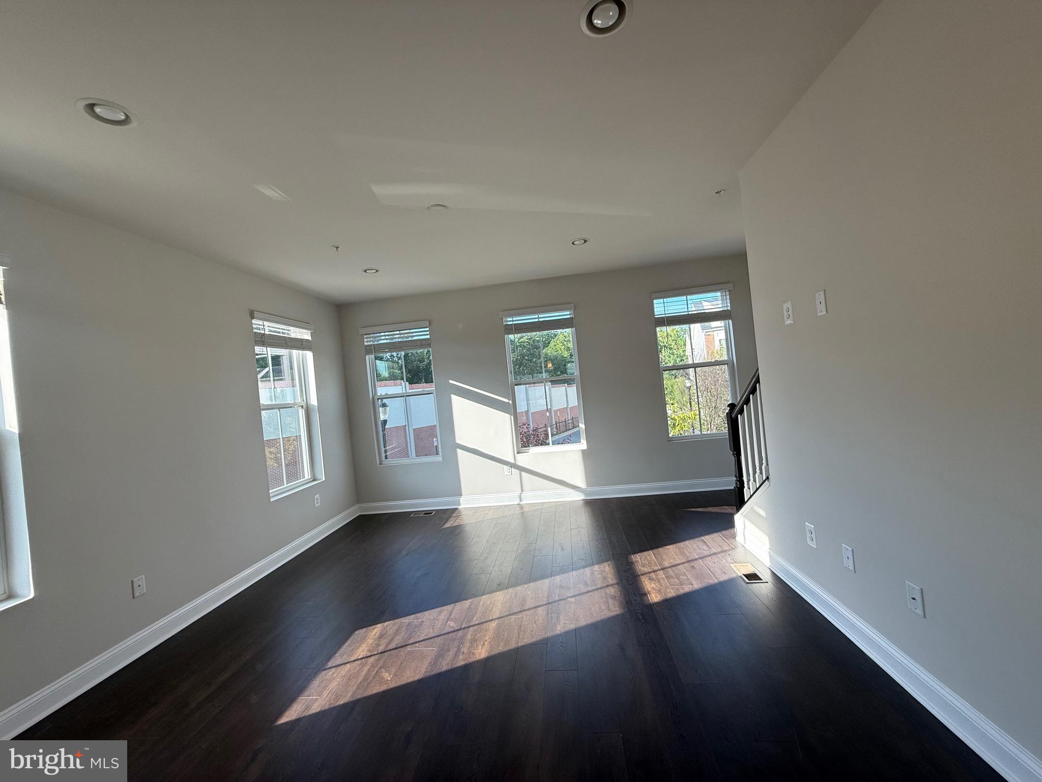 OXFORD SQUARE - Residential