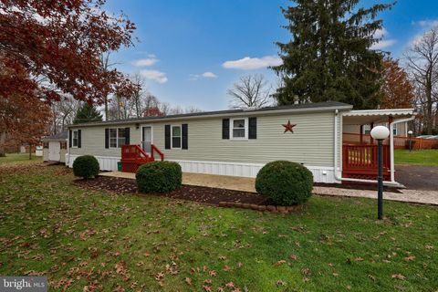 Photo of 63 RAINBOW CIR, ELIZABETHTOWN, PA 17022 (MLS # PALA2028794)