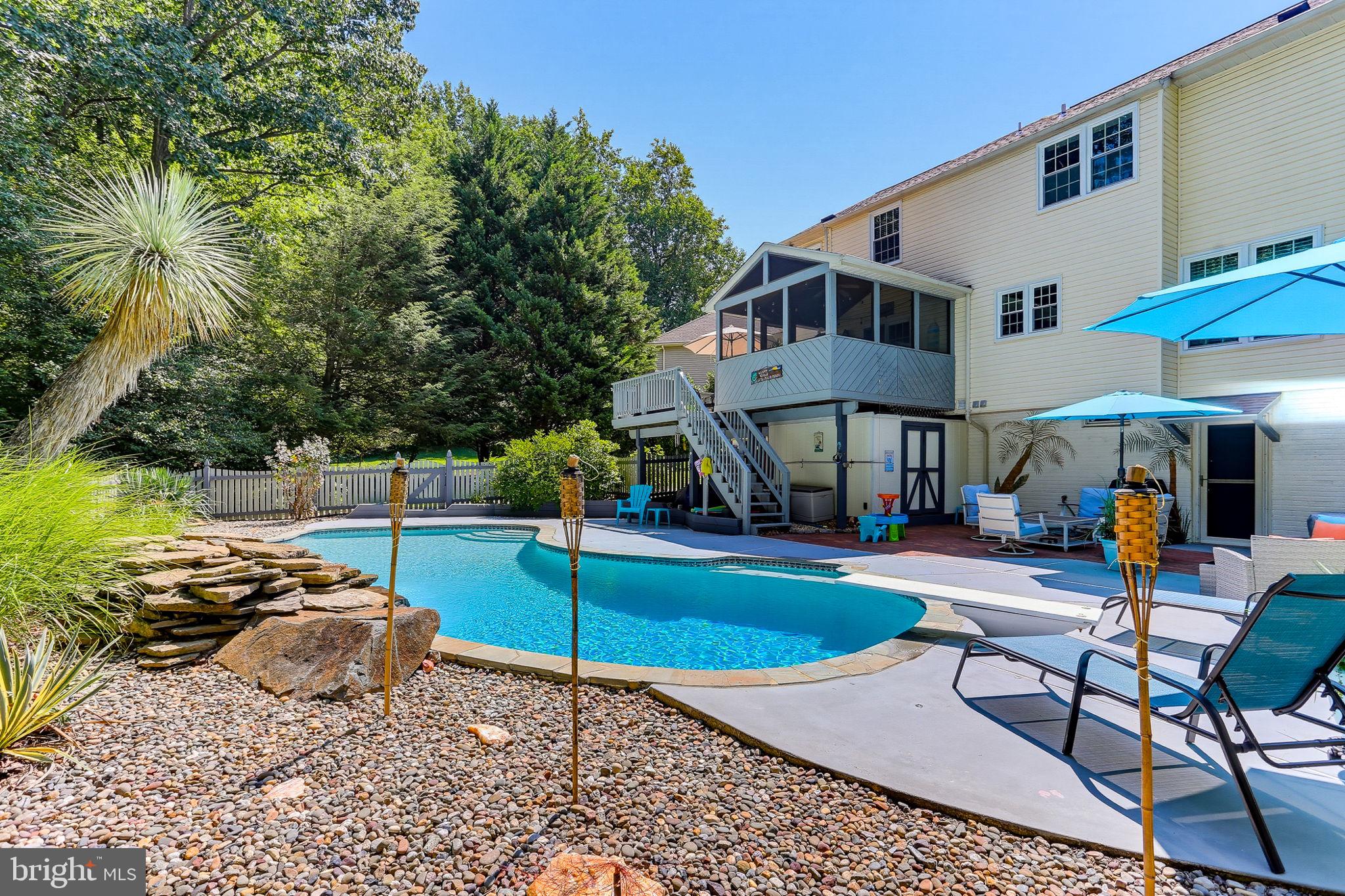 1002 MULHOLLAND COURT