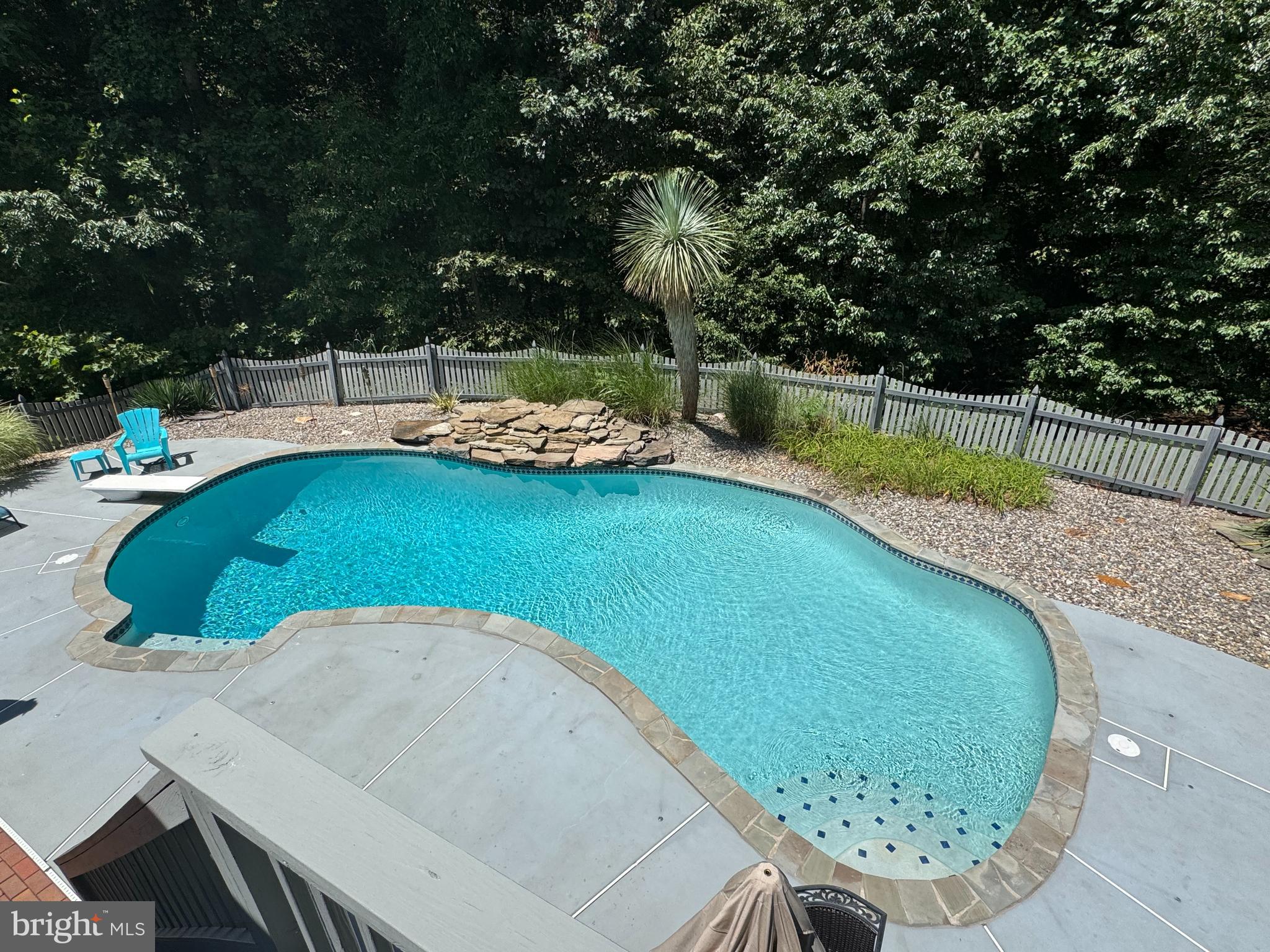 1002 MULHOLLAND COURT