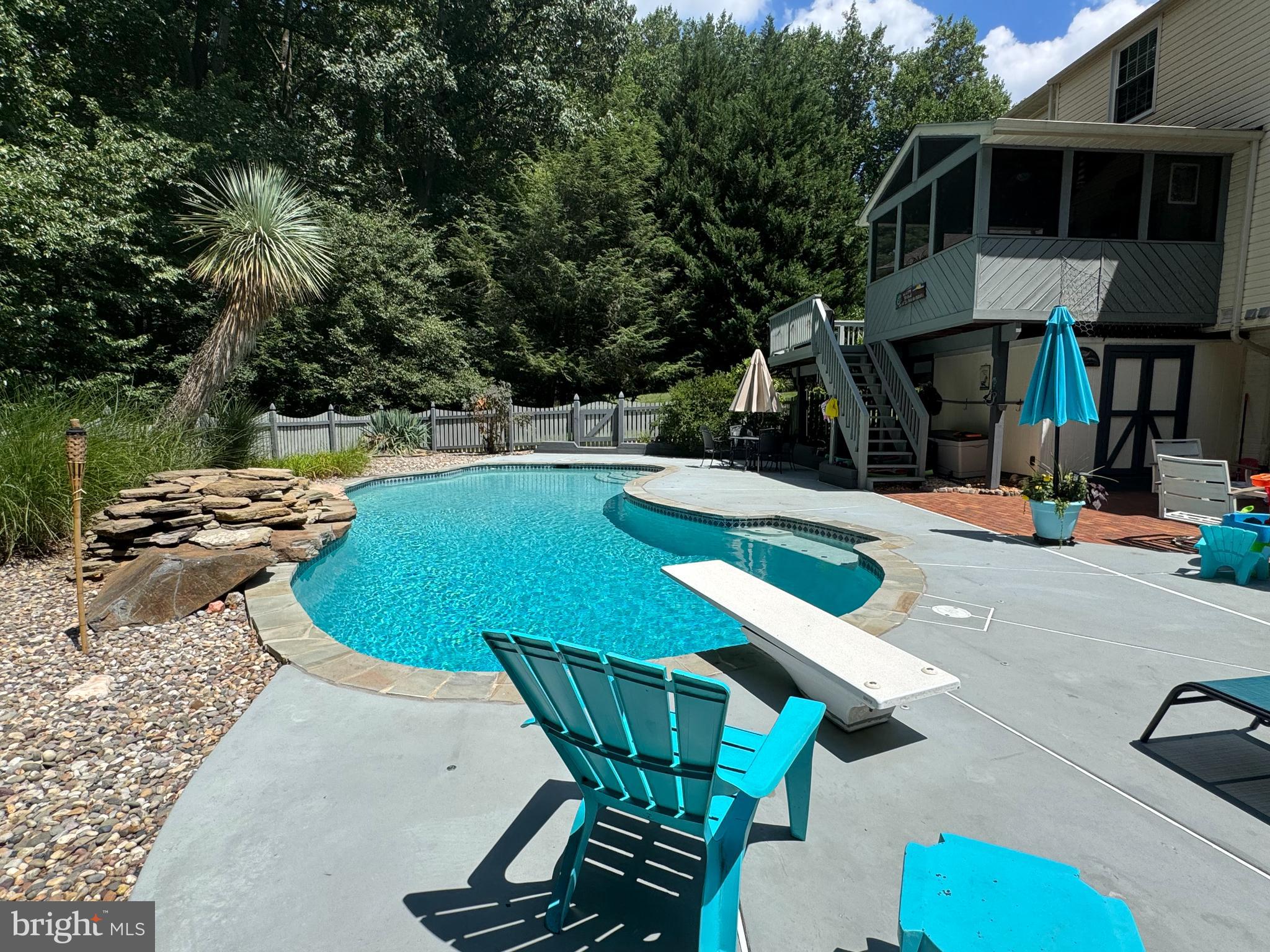 1002 MULHOLLAND COURT