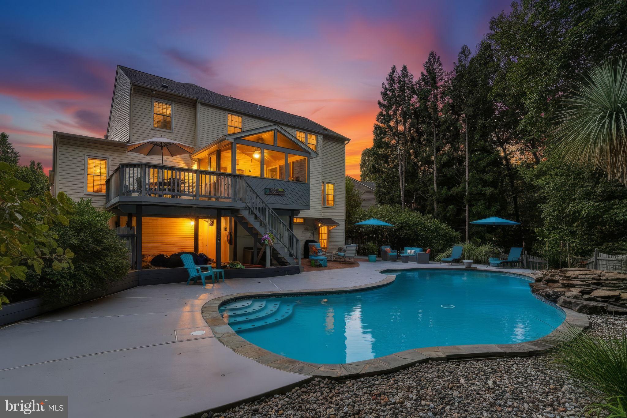 1002 MULHOLLAND COURT