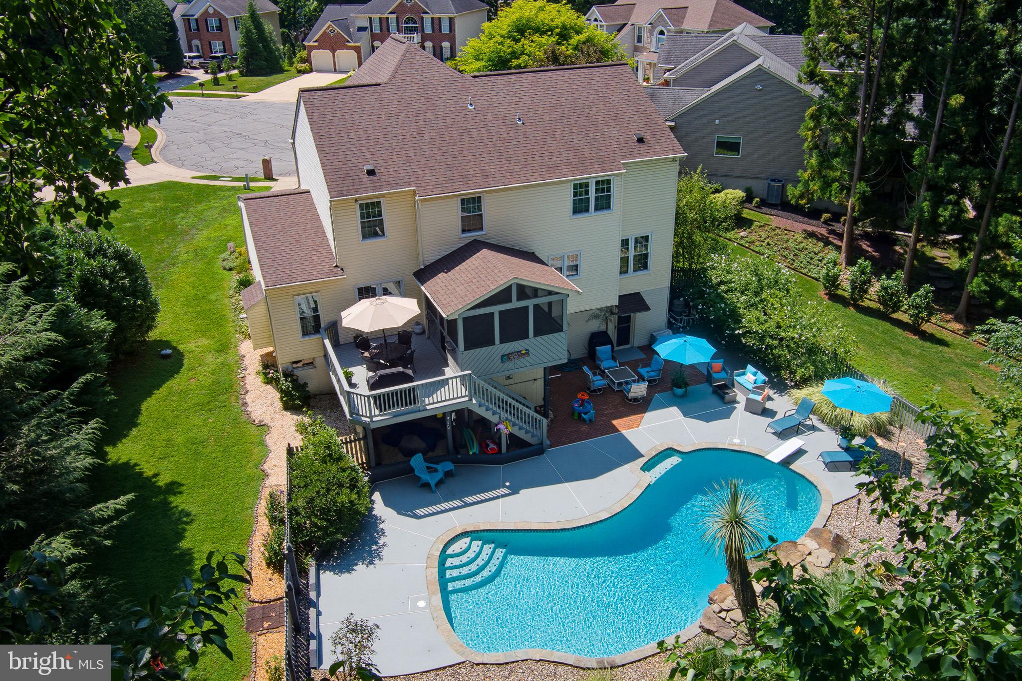 1002 MULHOLLAND COURT