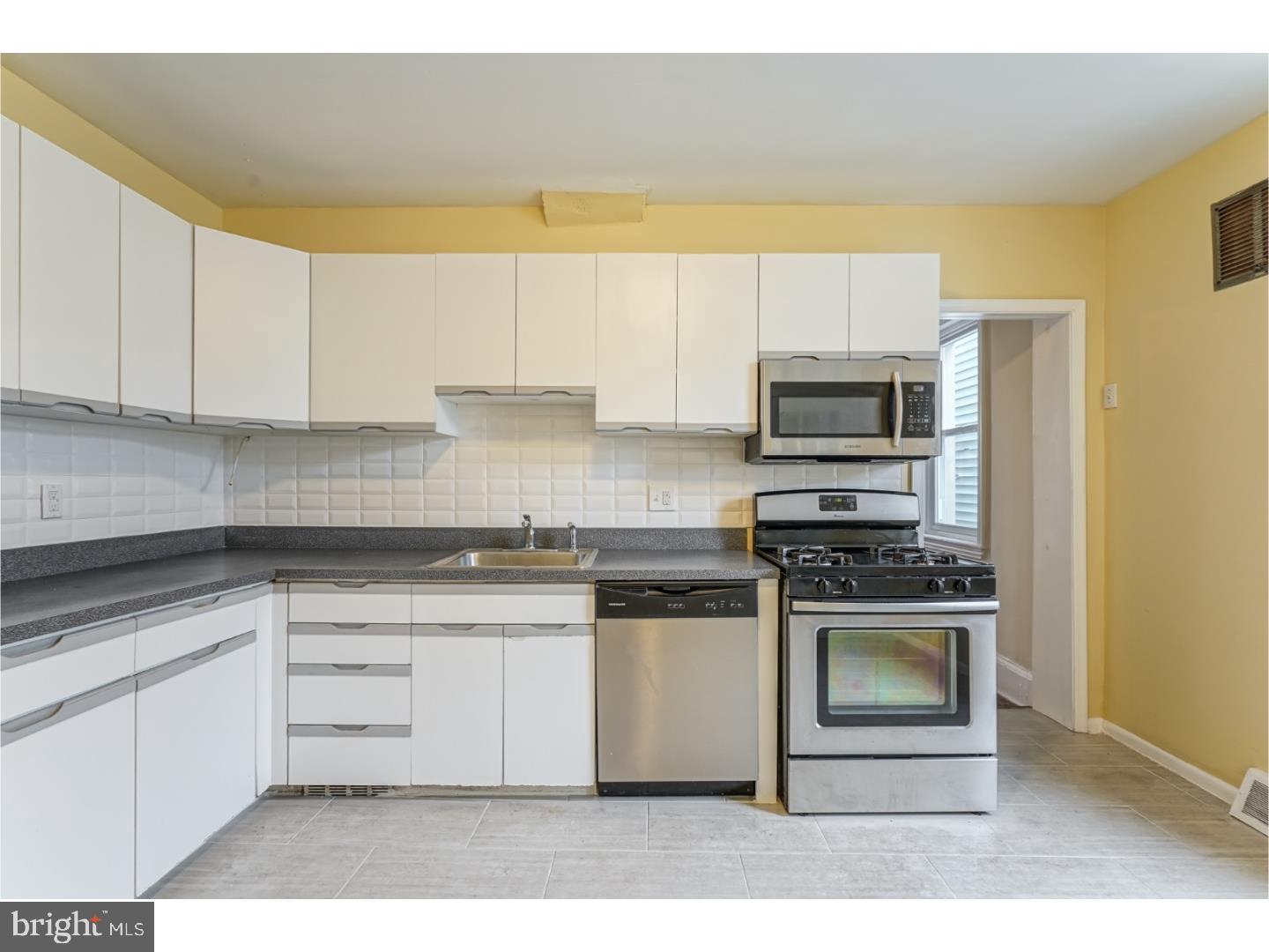 PORT RICHMOND - Residential Lease
