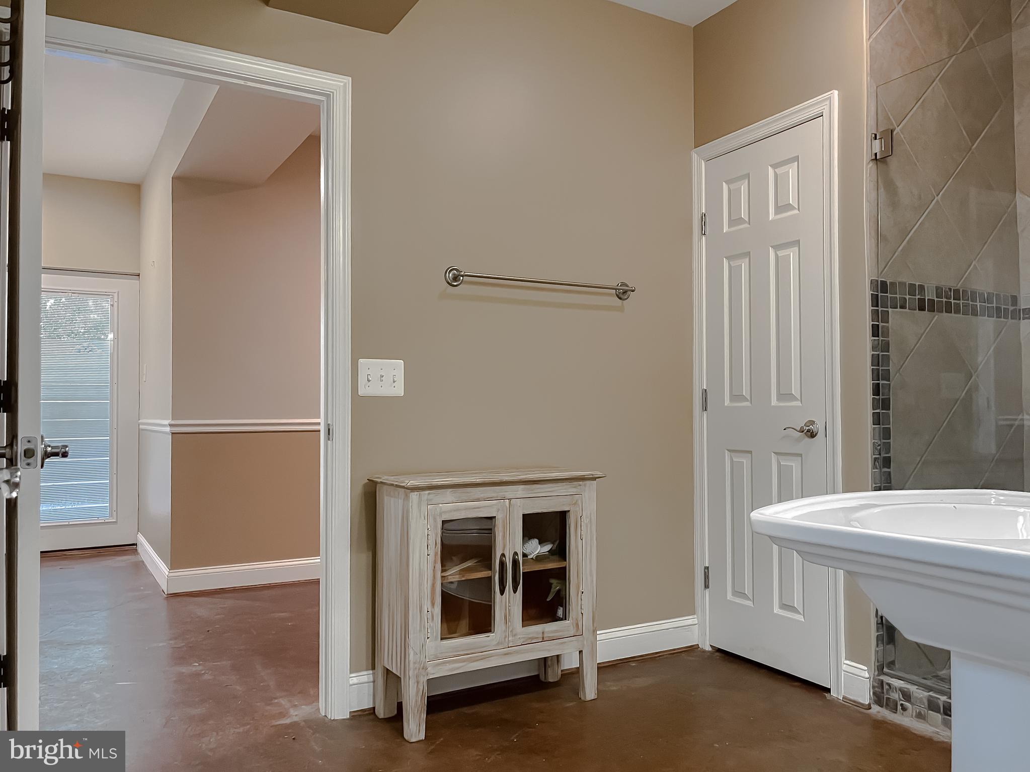 LITTLE HOLLY - Residential