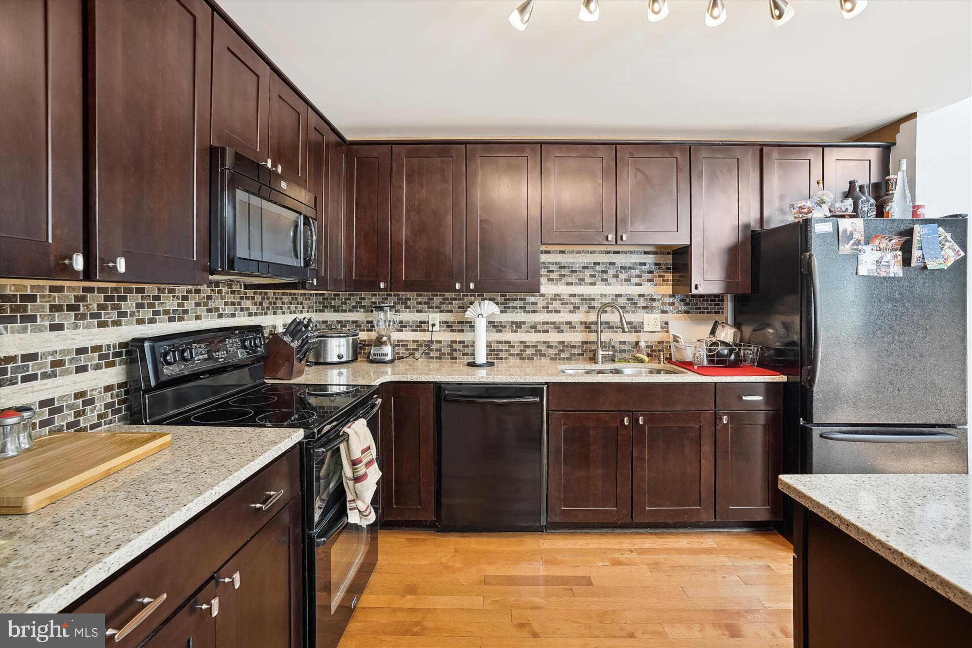 RIVER OAKS - Residential