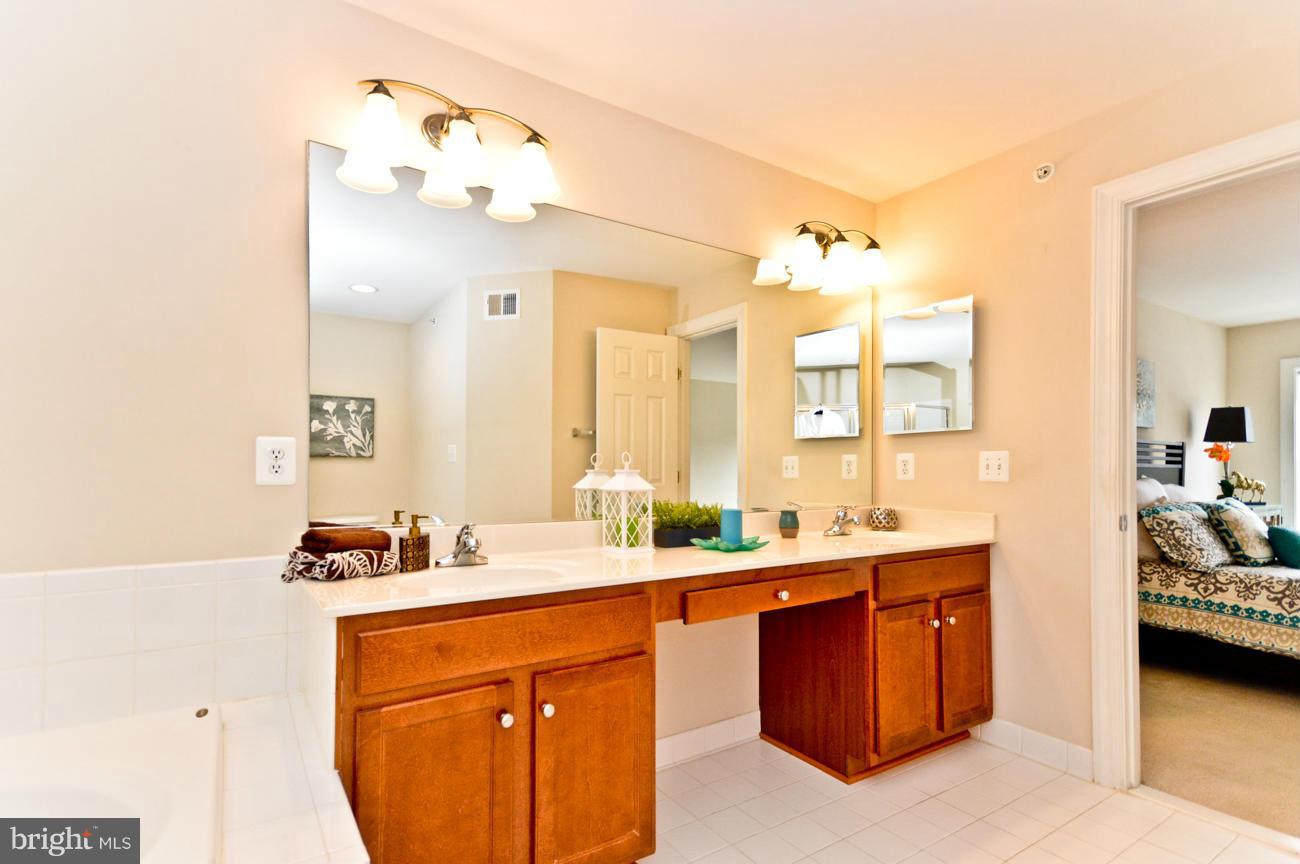 HAMPTON SQUARE - Residential