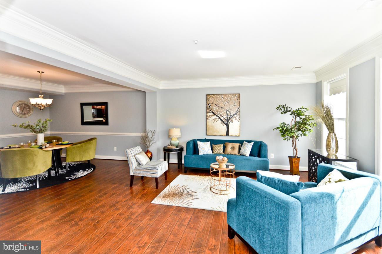 HAMPTON SQUARE - Residential