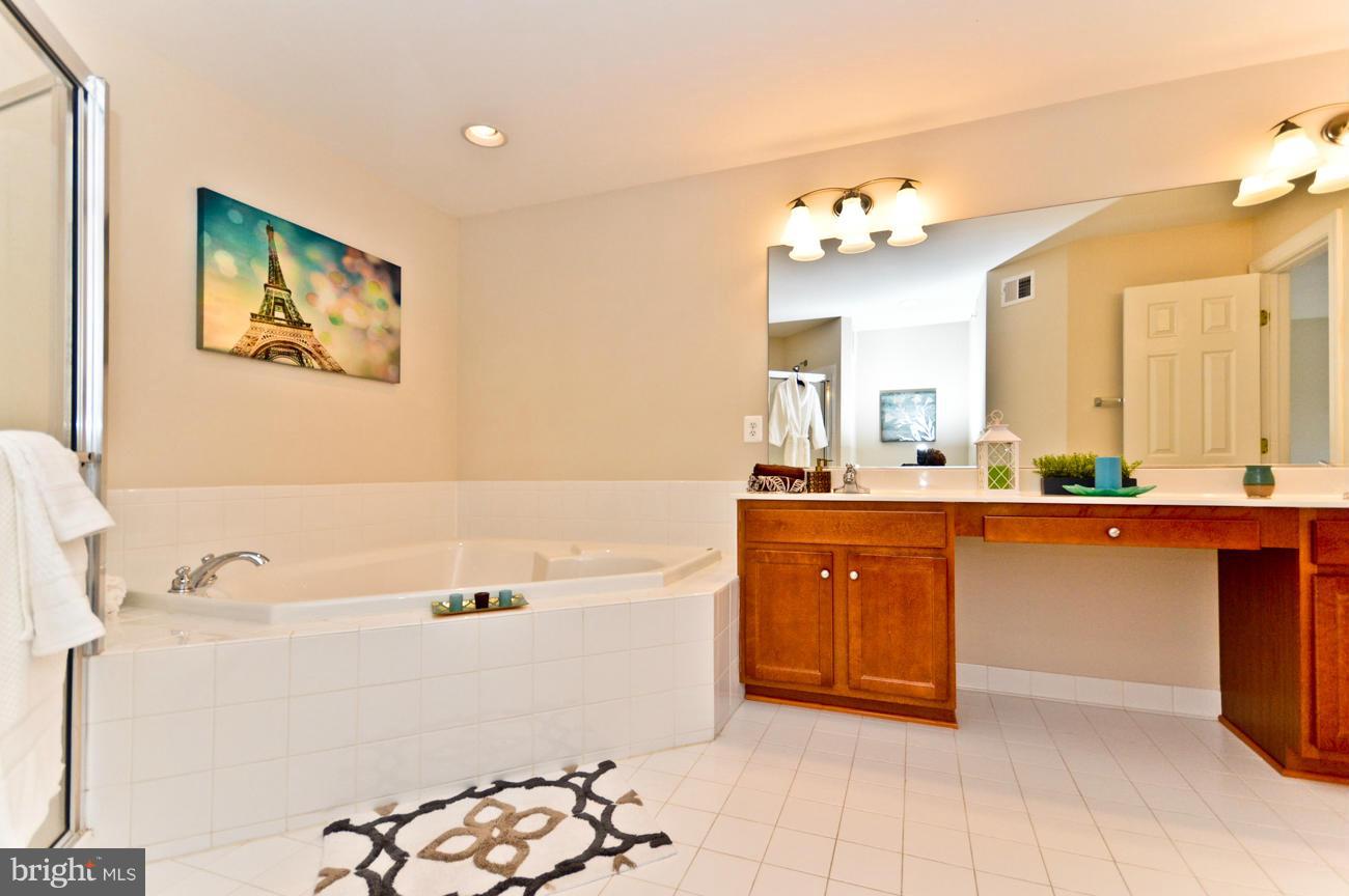 HAMPTON SQUARE - Residential