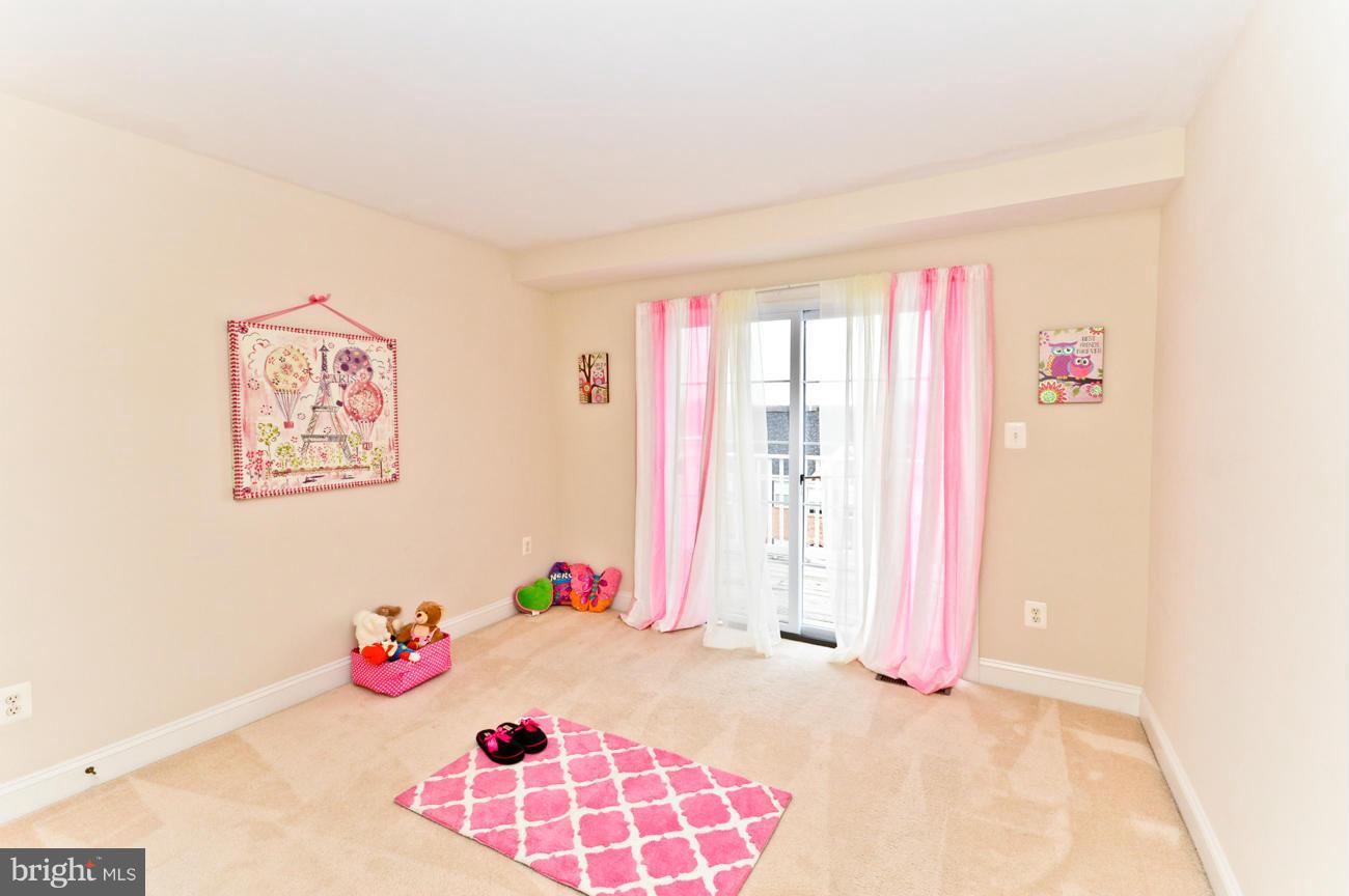 HAMPTON SQUARE - Residential