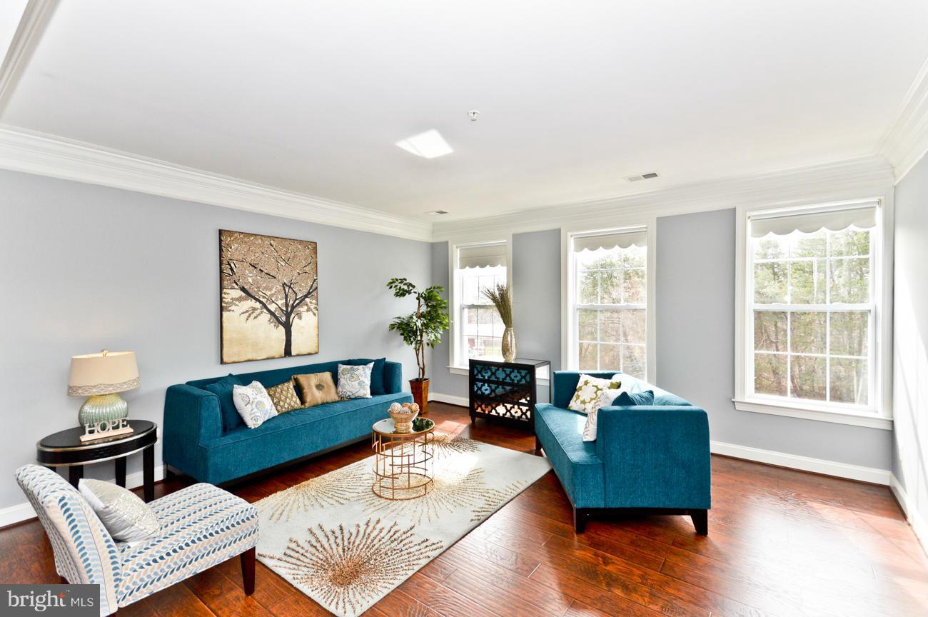 HAMPTON SQUARE - Residential