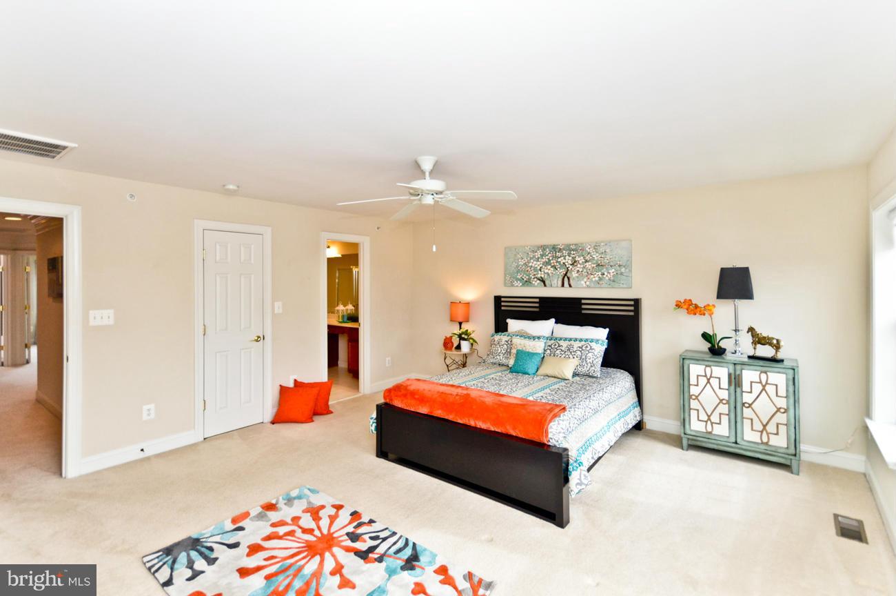 HAMPTON SQUARE - Residential