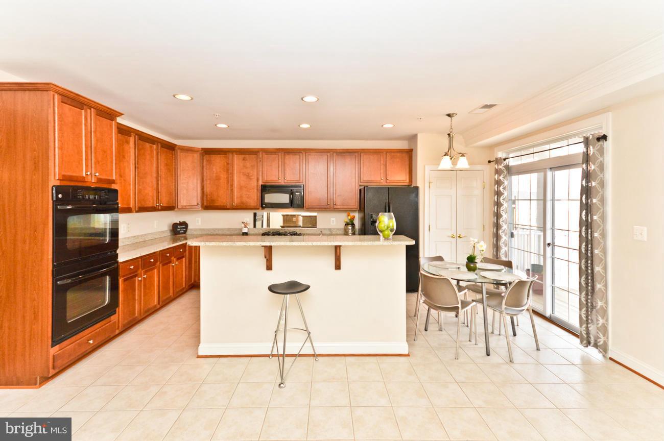 HAMPTON SQUARE - Residential