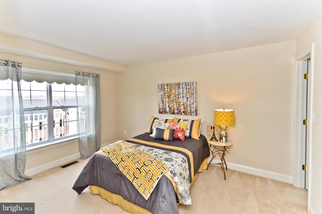 HAMPTON SQUARE - Residential