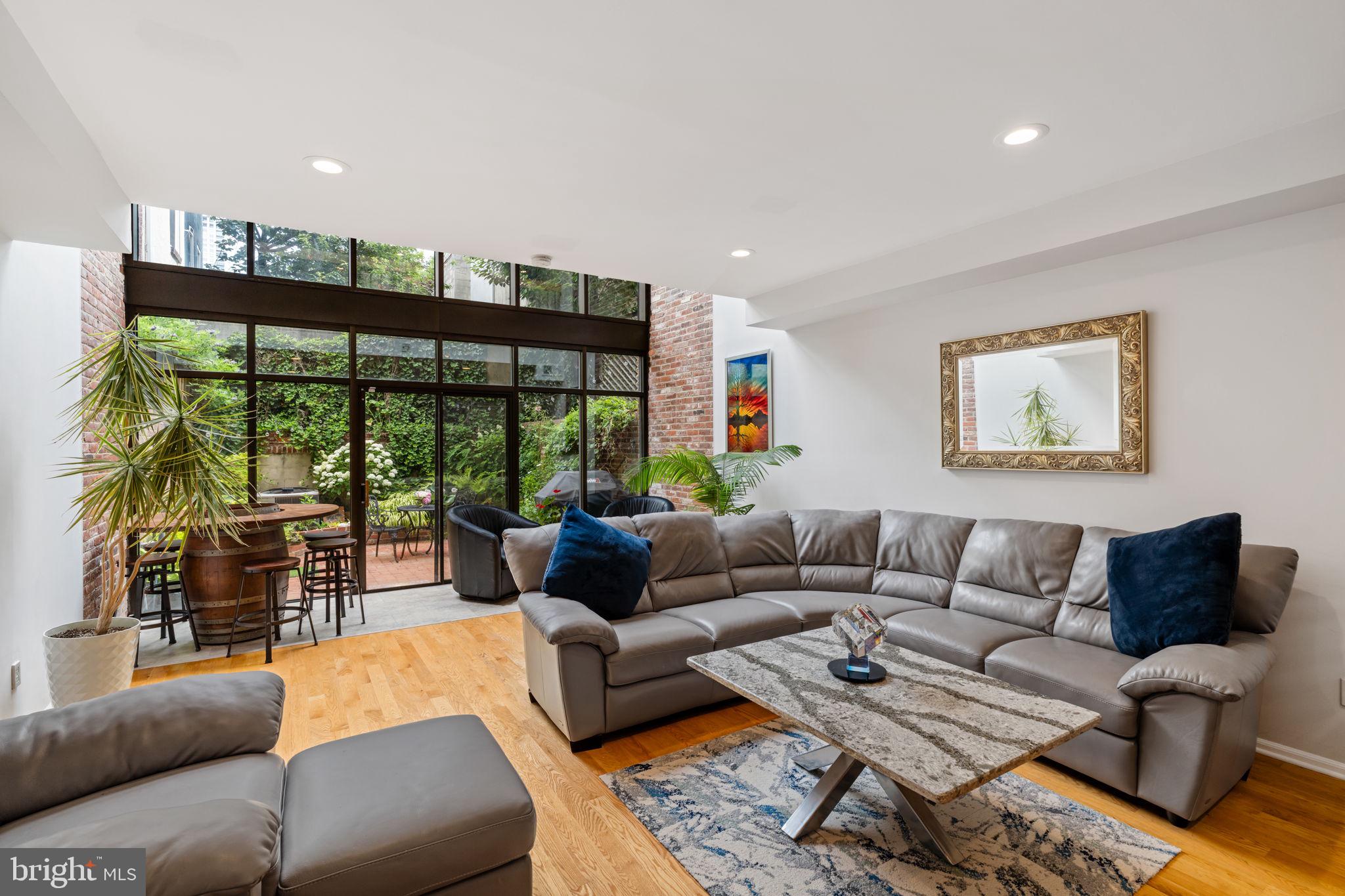 SOCIETY HILL - Residential