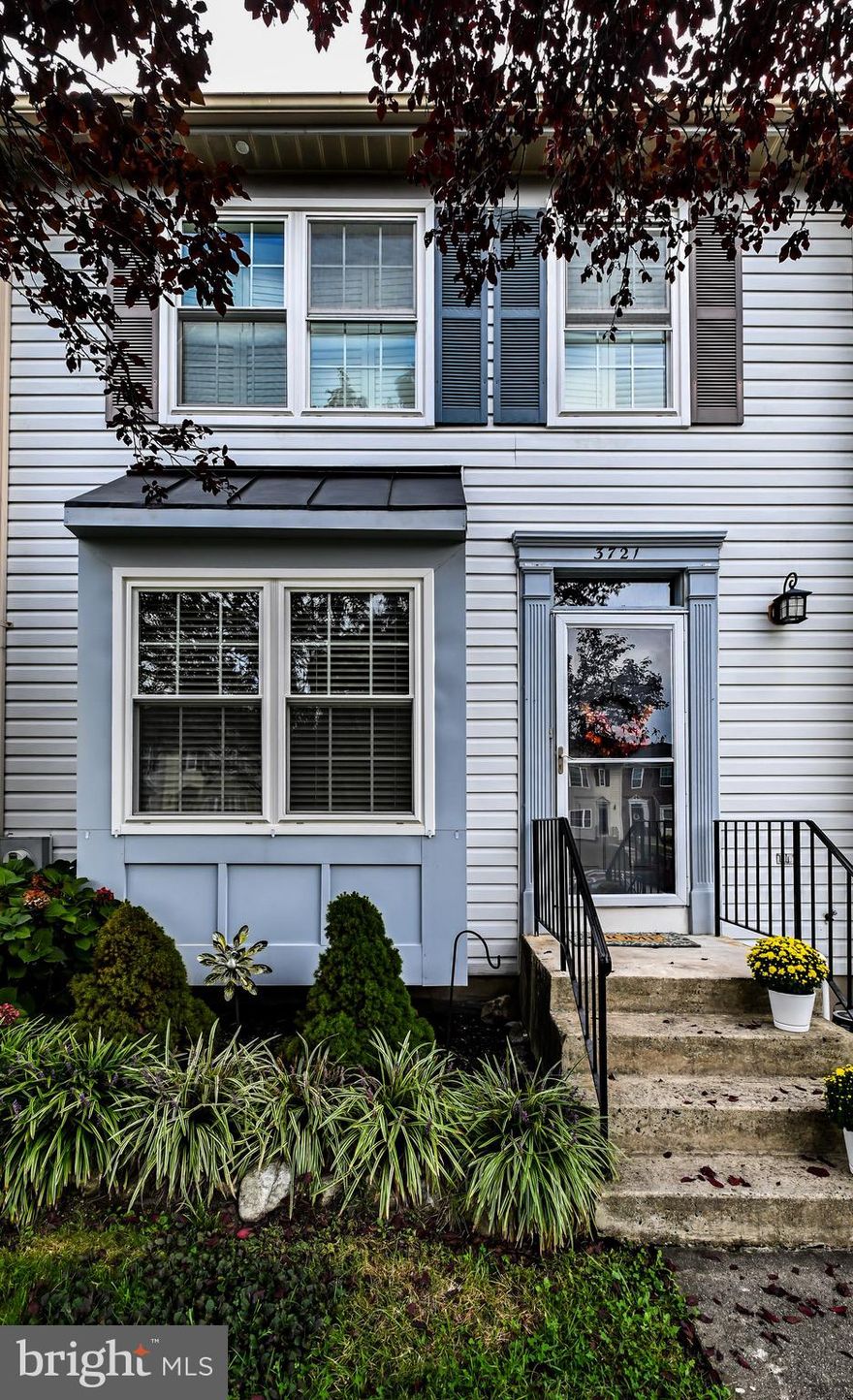 Spacious townhouse in sought after Ridgeley,s Choice. Great location with easy access to shopping, schools, churches.
Bright and open  with lots of natural light. Hardwood floors . Large eat in kitchen with pass thru to dining room, Spacious lower level, Master bedroom with master bath. Very nice 2nd and 3 bedrooms, Large deck off of sunken living room. Thompson Creek replacement windows through out with lifetime warranty transferrable to new Buyers.