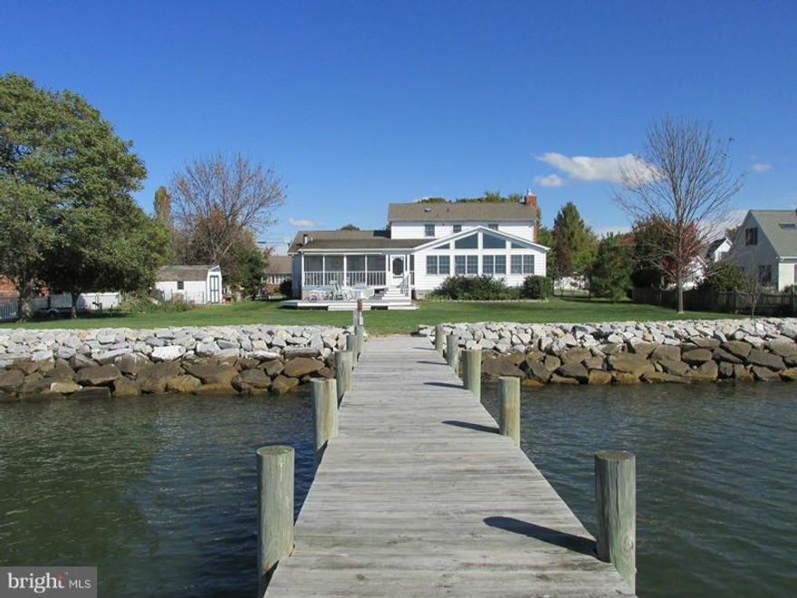 Kent Island waterfront home w/gorgeous sunsets, 2600' of living space, kitchen open to spacious family rm & both enjoy wide water views. Master bdrm w/full bath & walk-in closet. Screened porch, composite deck,100 ft pier w/2 lifts,rip rapped shoreline & 2 car garage w/12' ceiling.1 yr home warranty.Chair lift can stay or owners will remove. Community amenities: beach, boat ramp & playground.