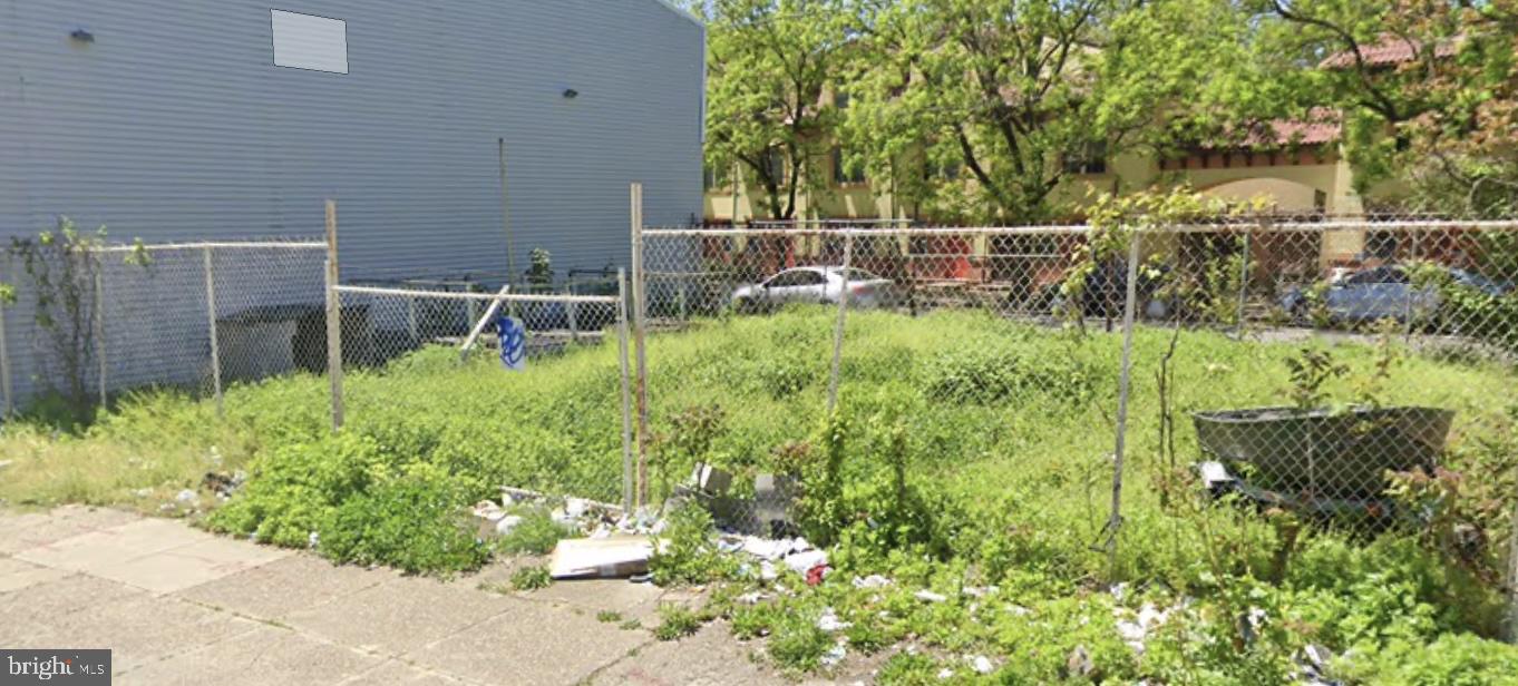 Located in the vibrant and sought-after 19122 zip code, this spacious lot offers a world of possibilities. Whether you’re looking for a convenient parking lot, a site for new construction, or an investment opportunity, this property has it all. With plenty of space and a prime location, it’s perfect for both commercial and residential development.
The lot is just minutes away from local shopping, restaurants, and other amenities, making it an ideal spot for businesses or residents seeking easy access to everything the area has to offer. With ample space for parking or building, this property provides the flexibility to fit your vision.
Take advantage of this rare opportunity to own a prime piece of real estate in one of Philadelphia's fastest-growing neighborhoods.