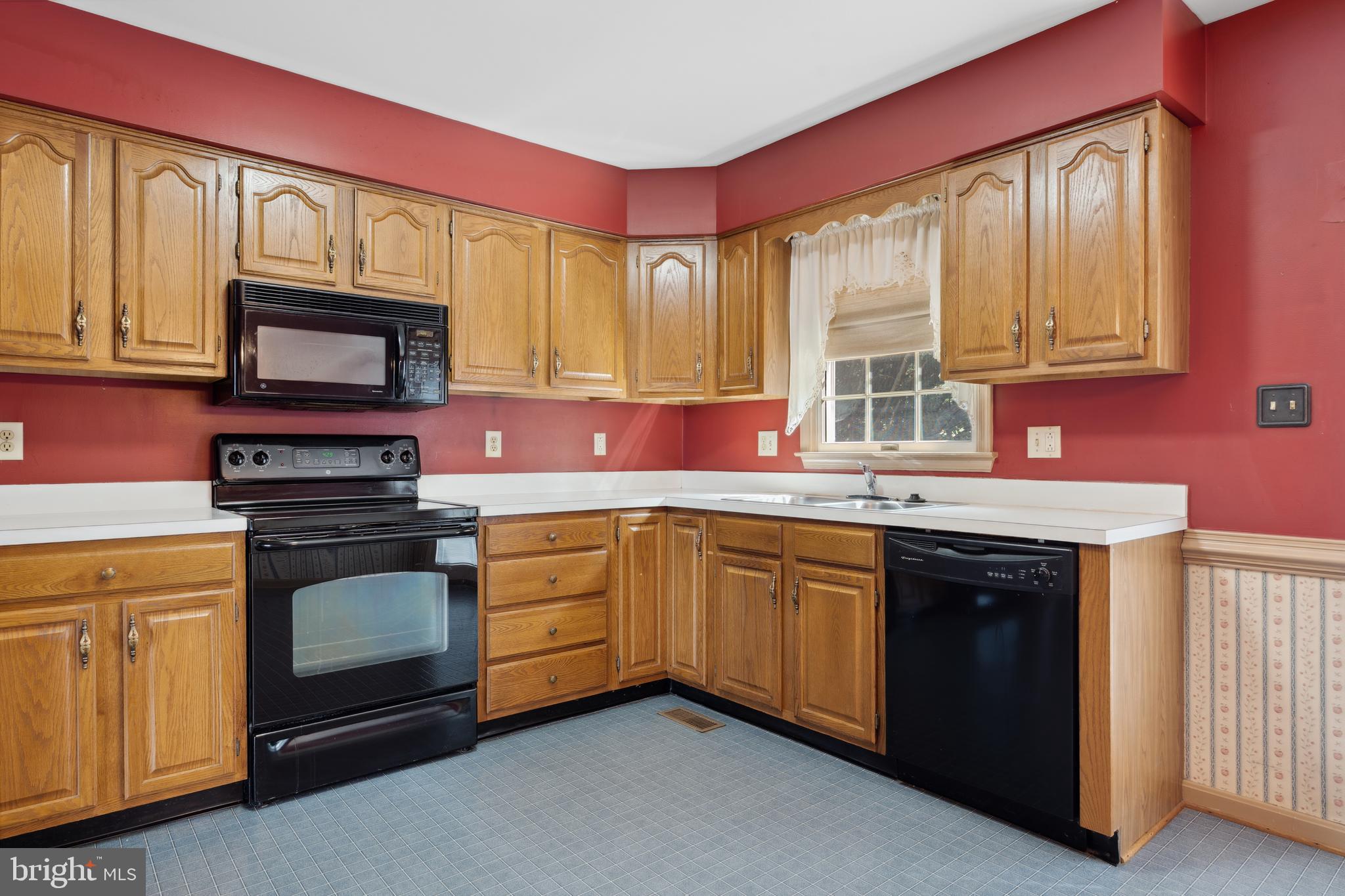 WHISPERING HILLS - Residential