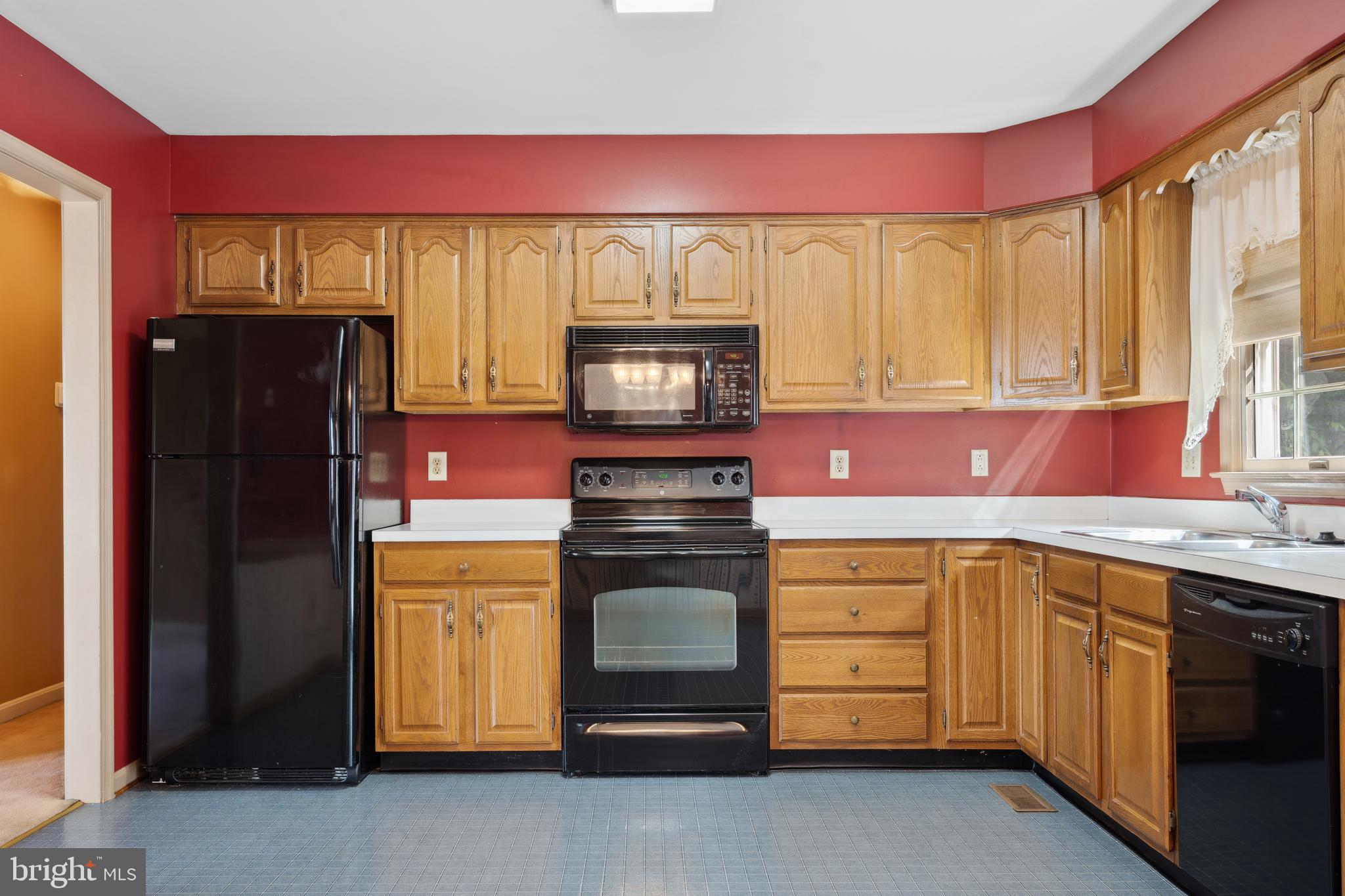 WHISPERING HILLS - Residential