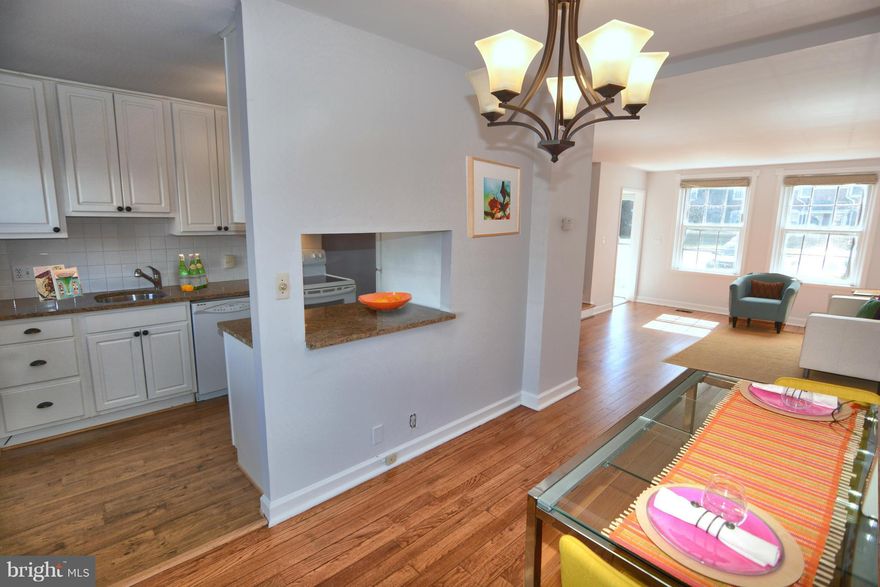 INCREDIBLY PRICED TURN-KEY 1500 SQ FT CLARENDON MODEL w/ LOVELY RENOVATIONS USED AS A 3BR! OPEN KITCHEN, GRANITE COUNTERS & MODERN APPLIANCES. ENTIRE PROPERTY JUST PAINTED IN MODERN COLORS. GLEAMING JUST RE-FINISHED HARDWOOD FLOORS. BOTH BATHS BEAUTIFULLY REDONE. INCREDIBLE REC RM w/ BRAND NEW CARPET. LARGE STUNNING ALL BRICK PATIO. RARE ASSIGNED PARKING SPACE #640. PERFECT LOCATION LOW CONDO FEE!