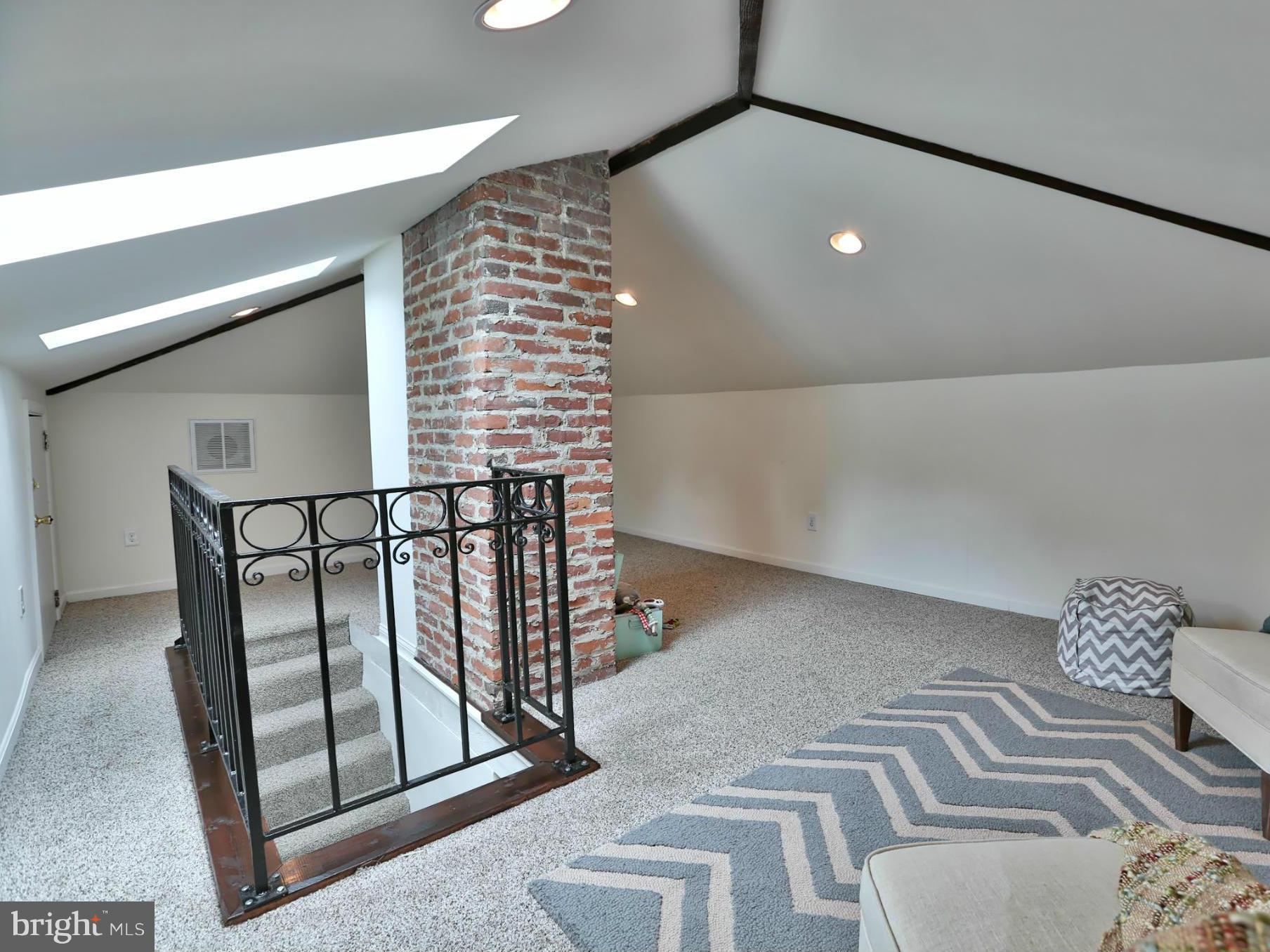 TEN HILLS - Residential