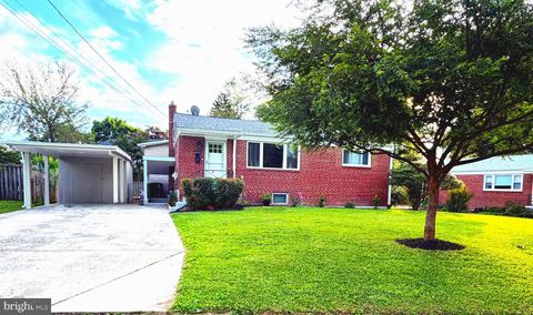 Photo of 6915 Kingwood Drive, FALLS CHURCH, VA 22042 (MLS # VAFX2316576)