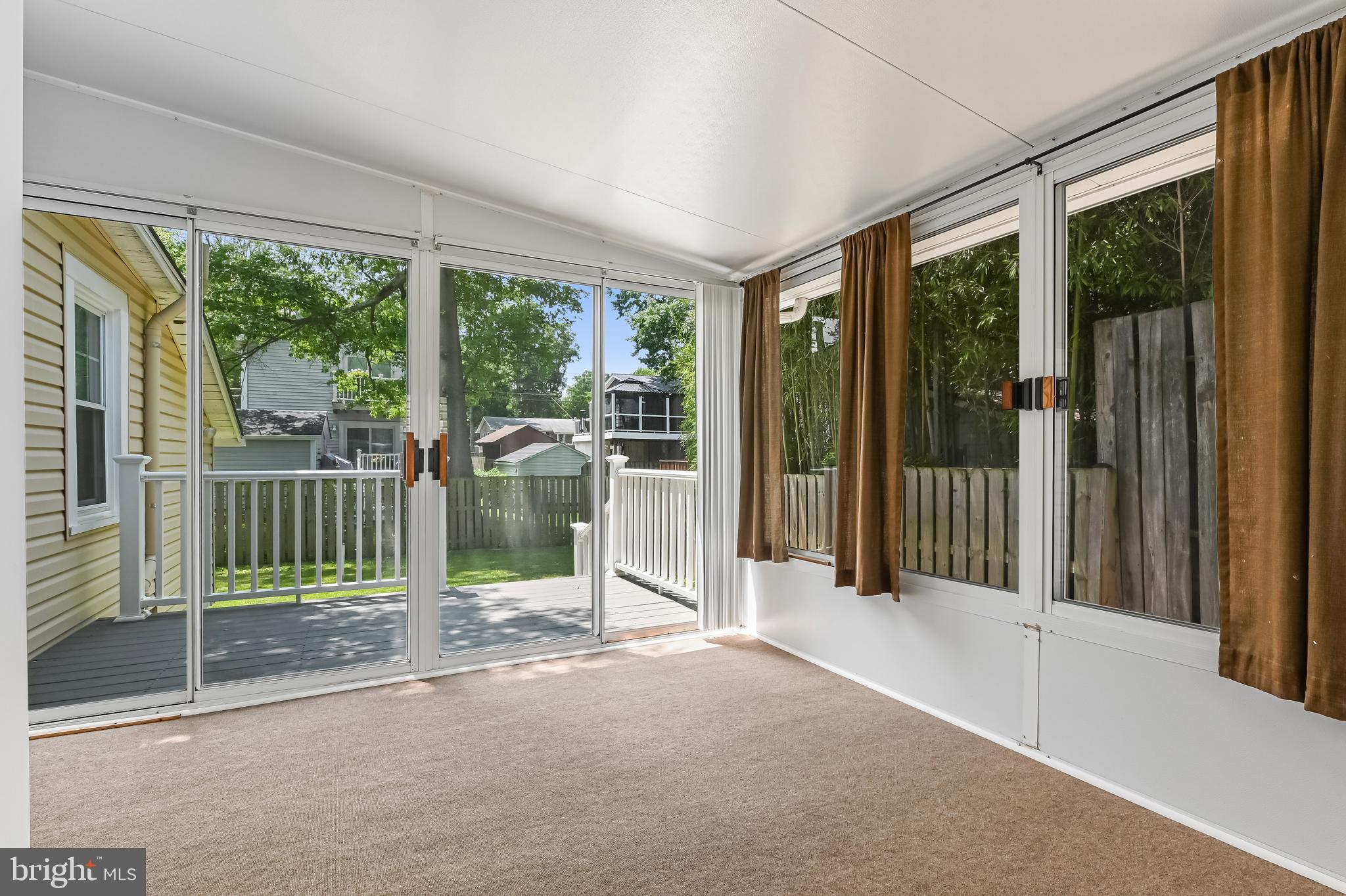 WOODLAND BEACH - Residential