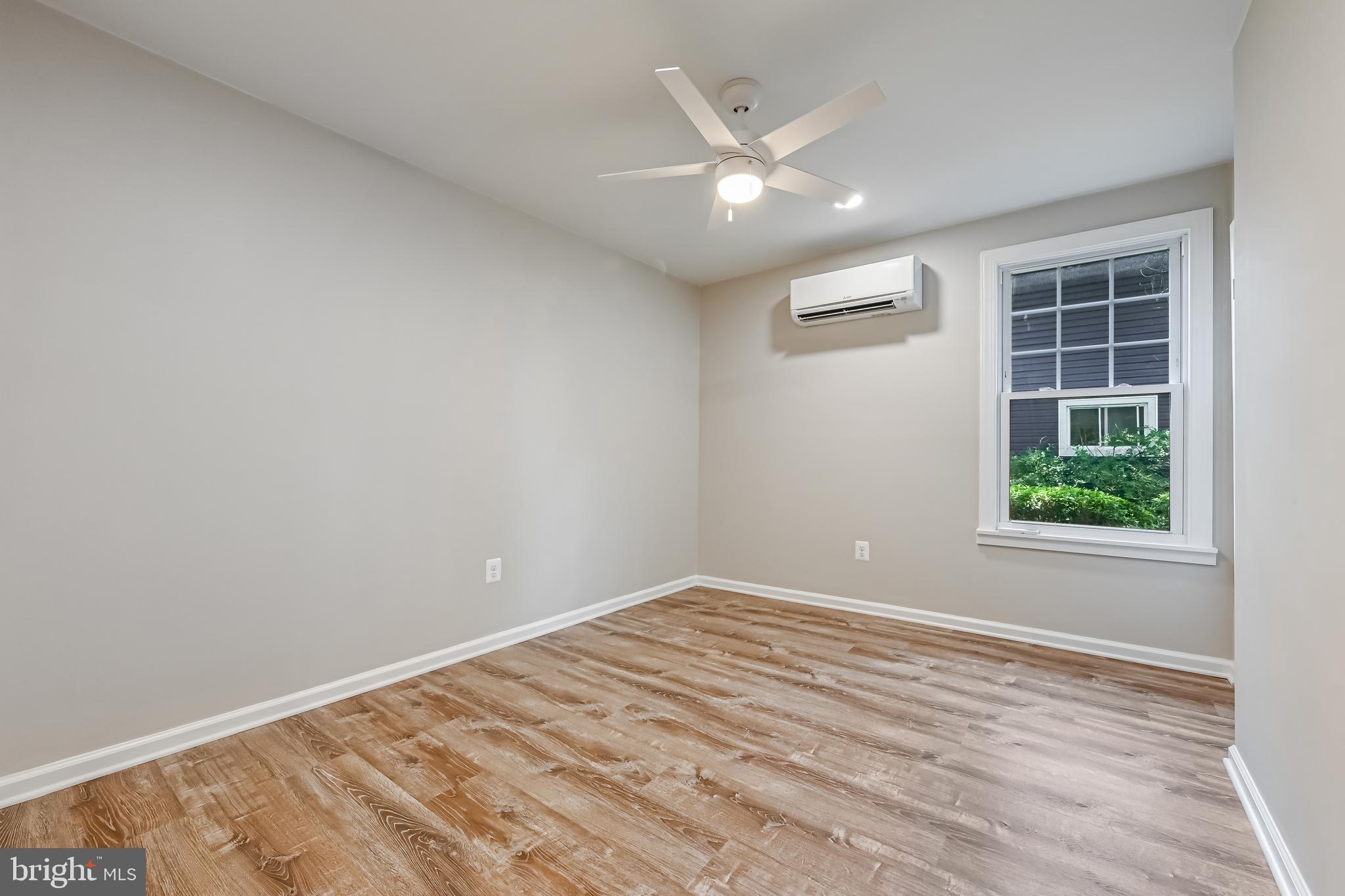 WOODLAND BEACH - Residential