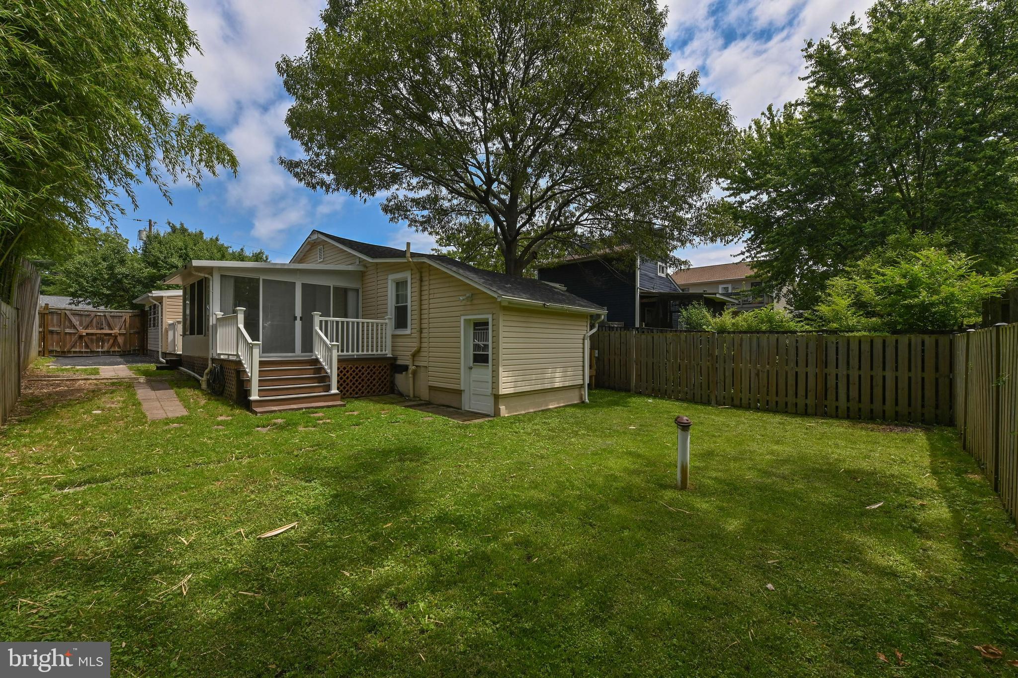 WOODLAND BEACH - Residential