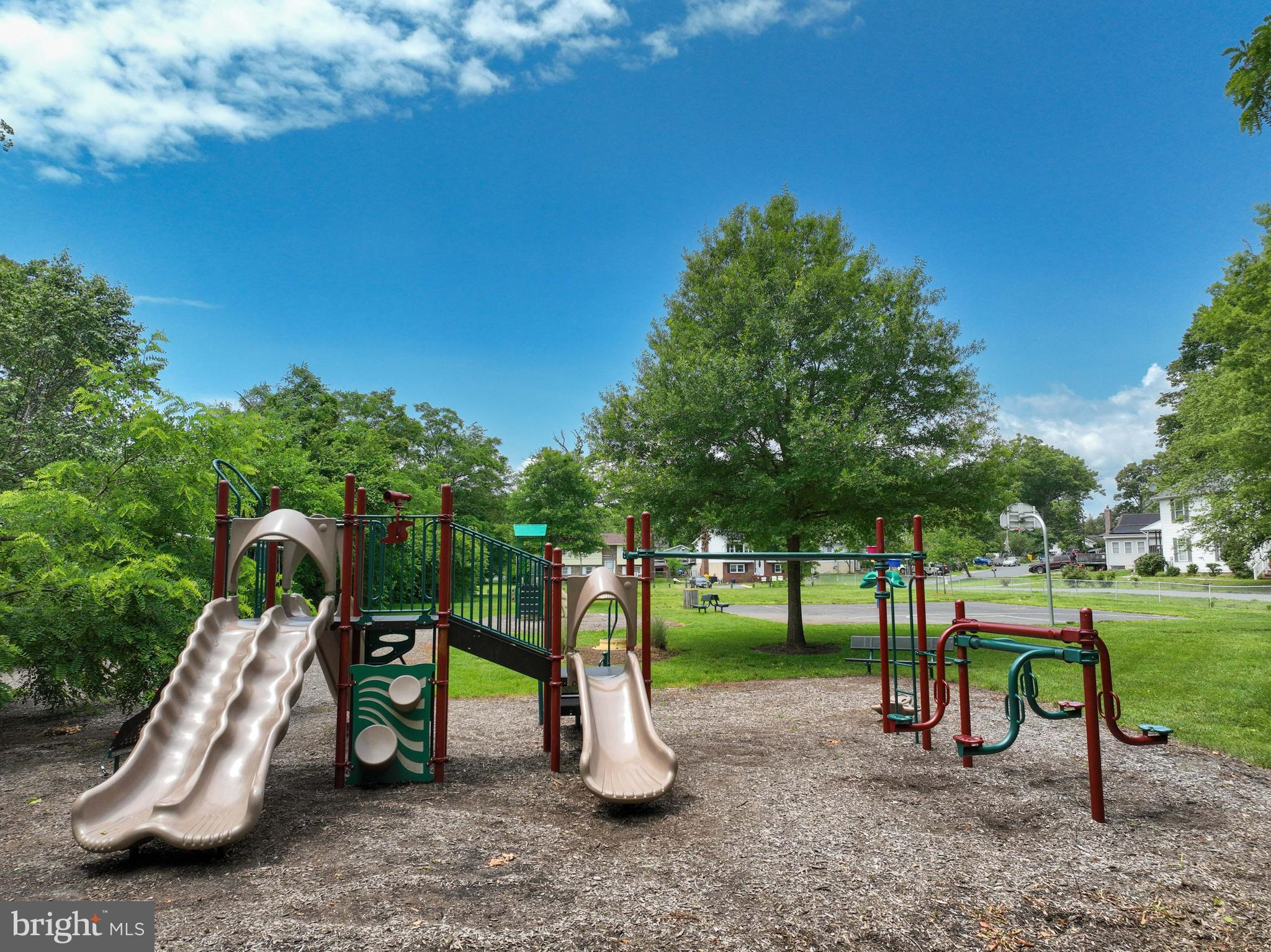 WOODLAND BEACH - Residential