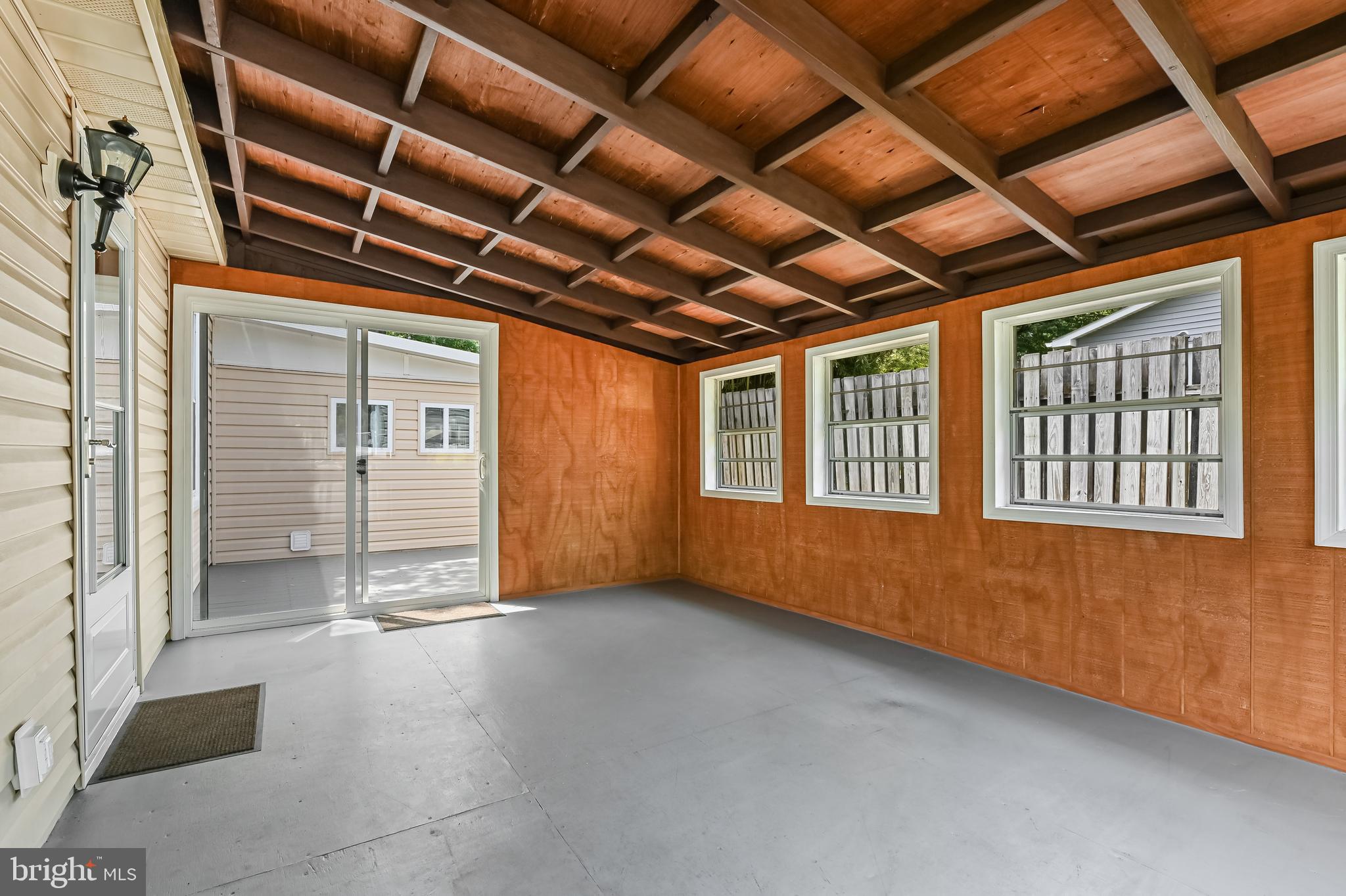 WOODLAND BEACH - Residential