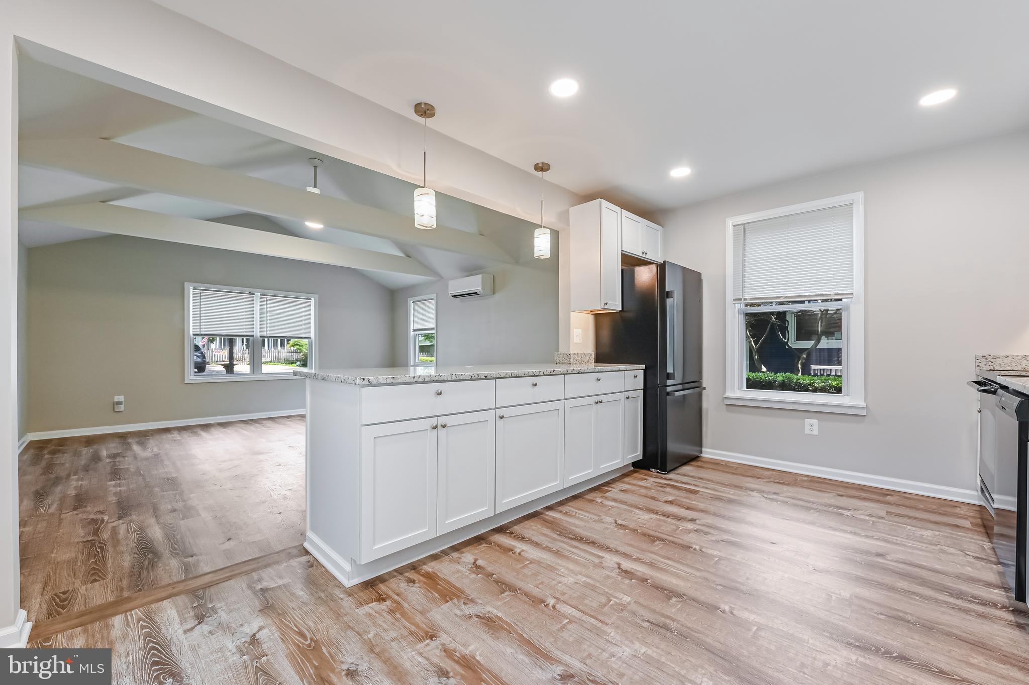 WOODLAND BEACH - Residential