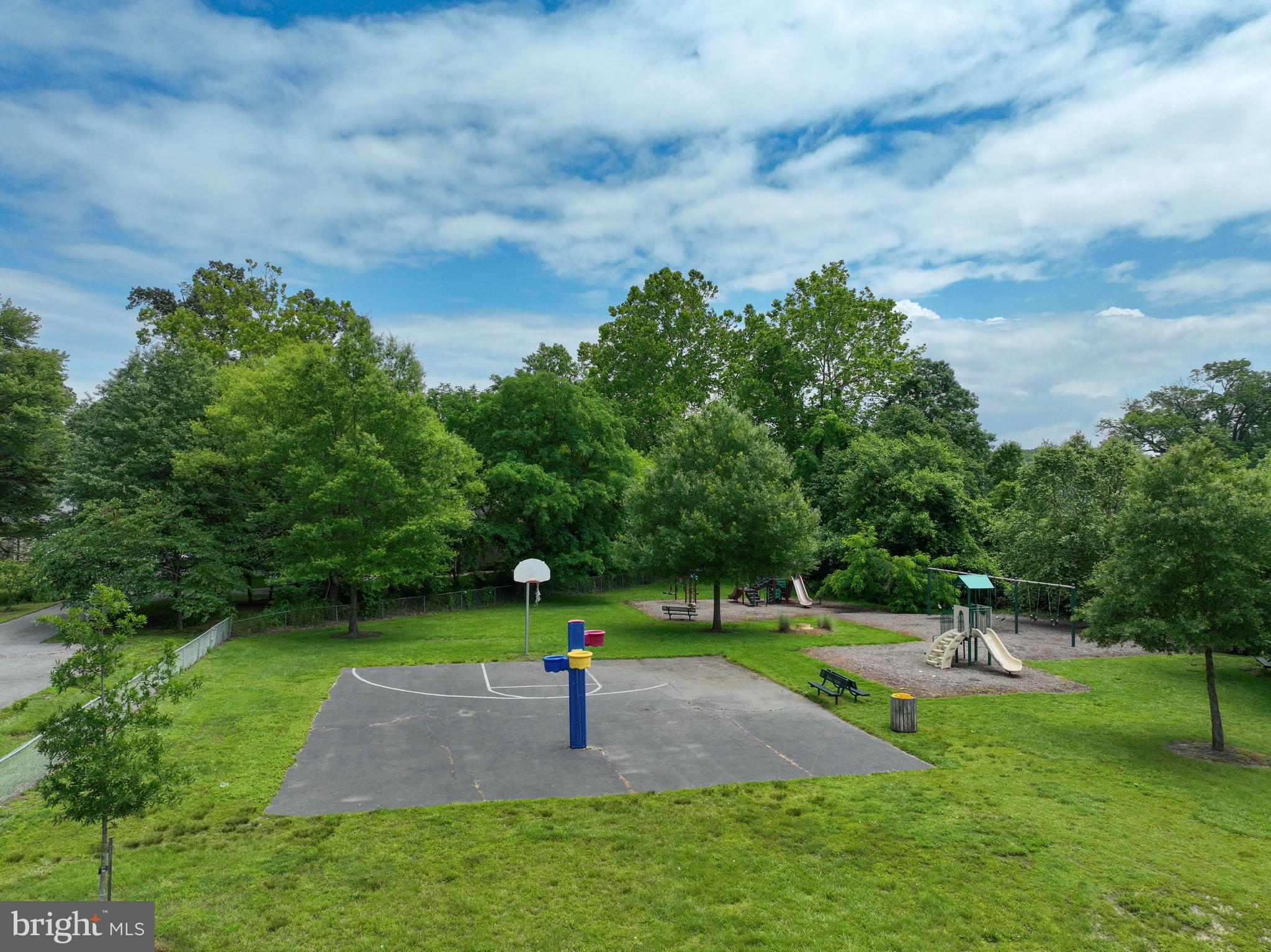 WOODLAND BEACH - Residential