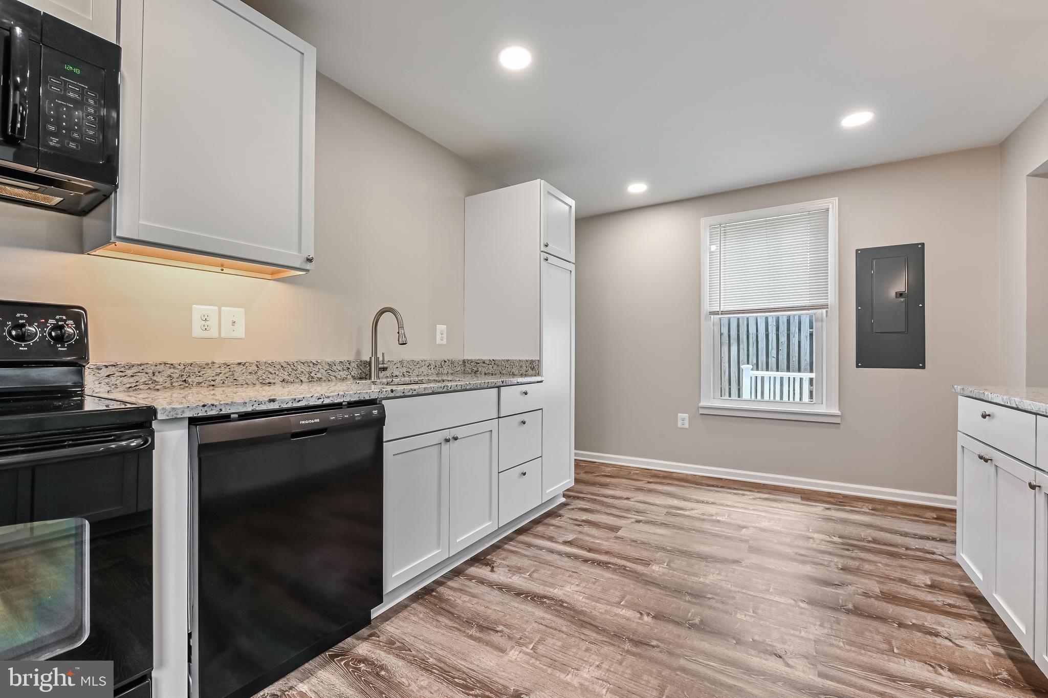 WOODLAND BEACH - Residential