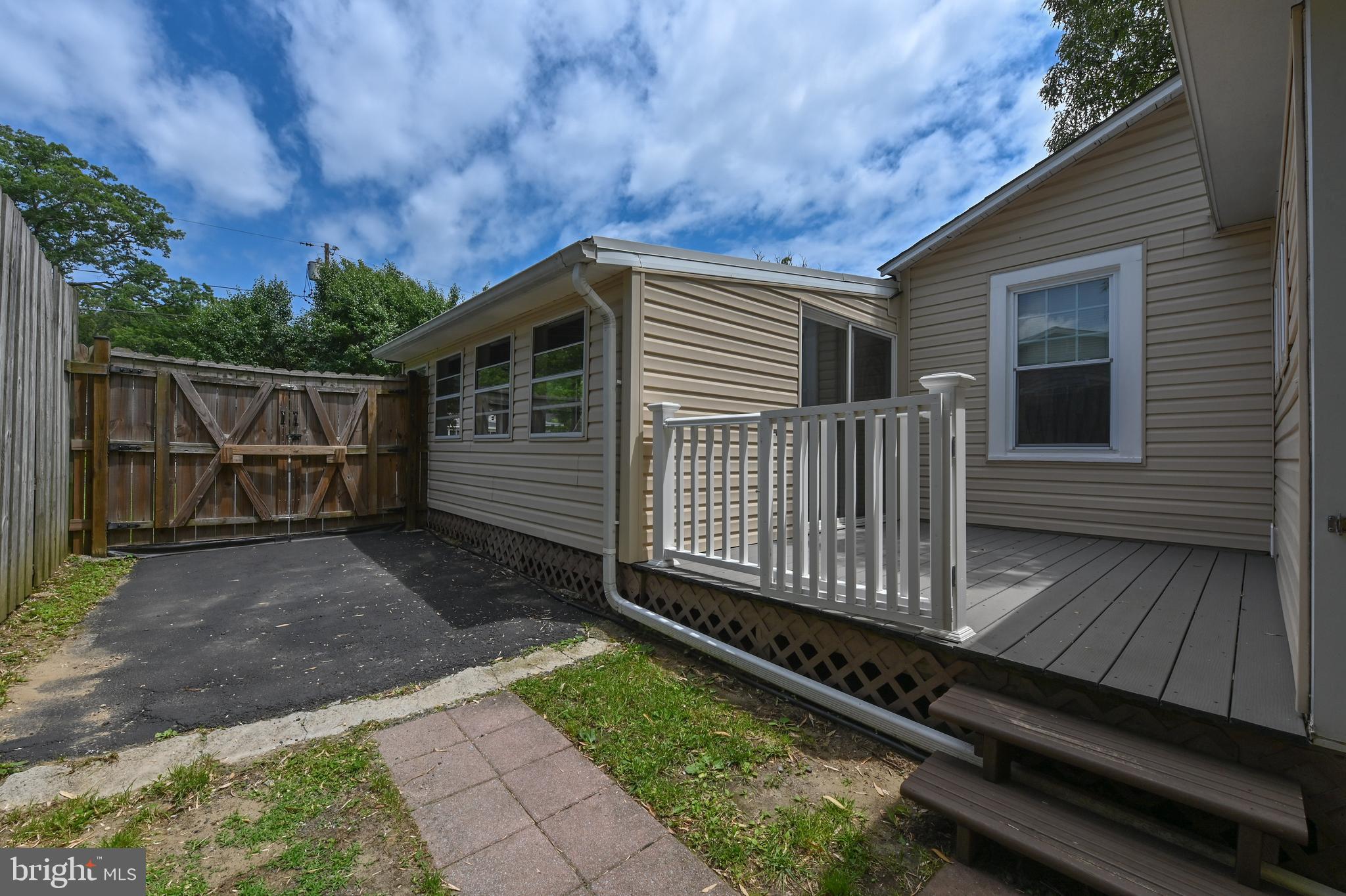 WOODLAND BEACH - Residential