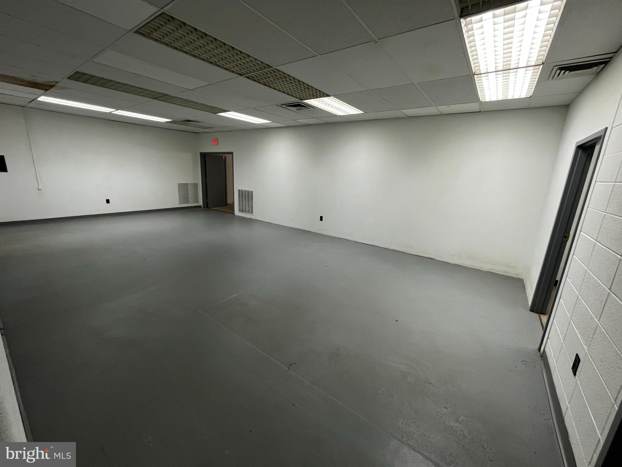 AIRPORT BSNS CMPUS - Commercial Lease