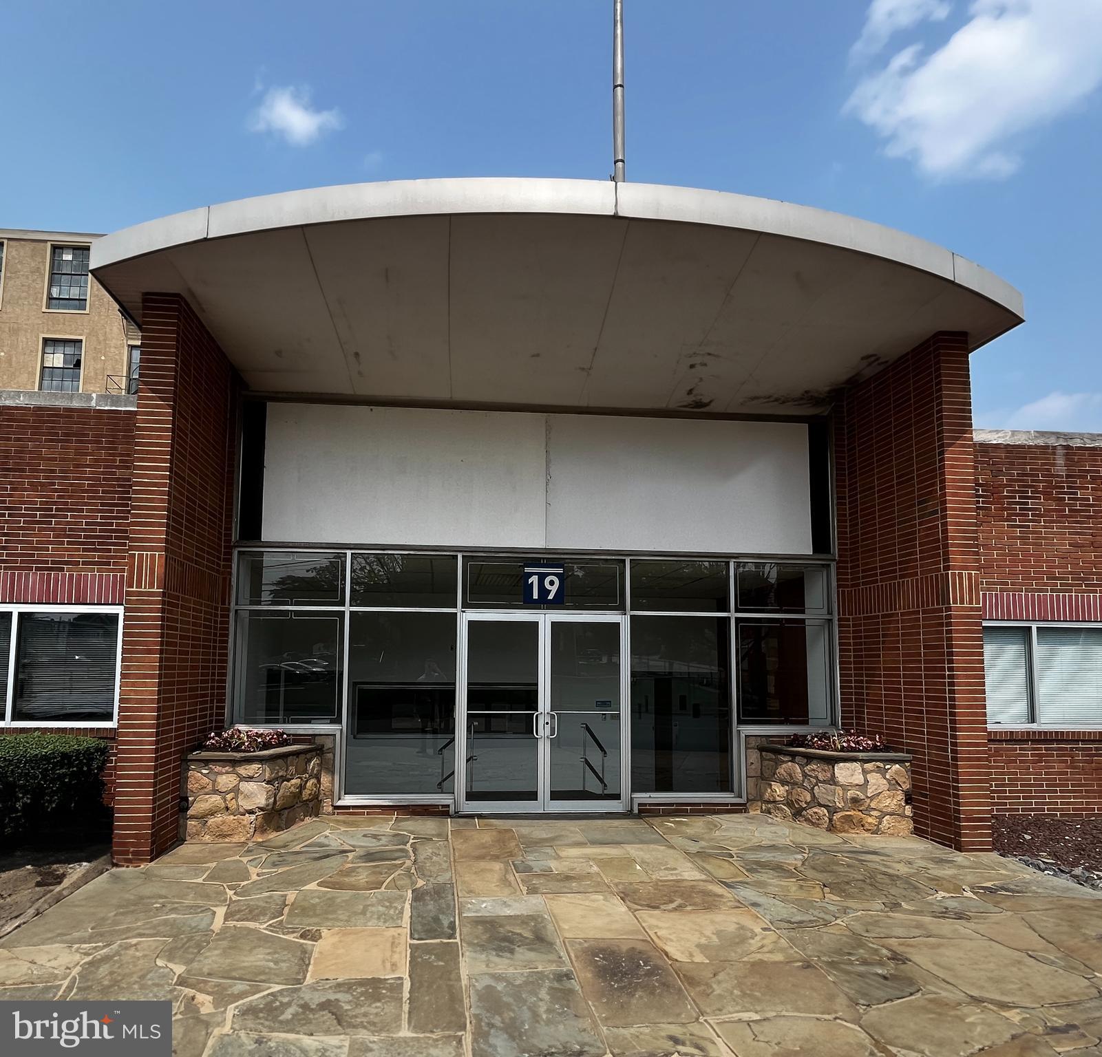 AIRPORT BSNS CMPUS - Commercial Lease