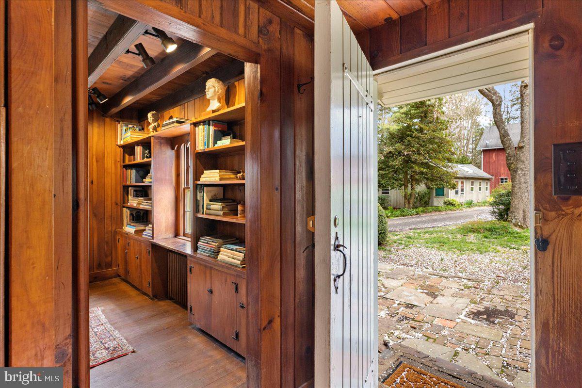 TOP OF THE HILL - Residential