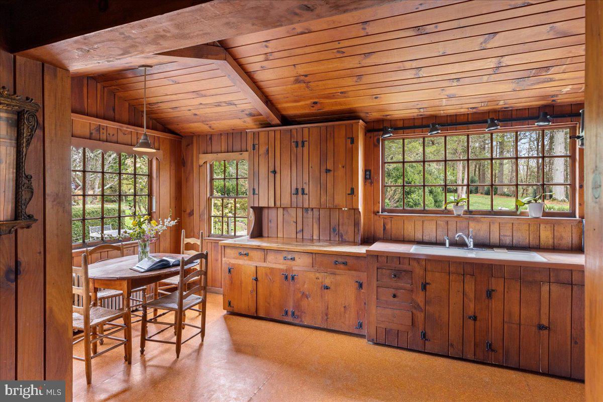 TOP OF THE HILL - Residential