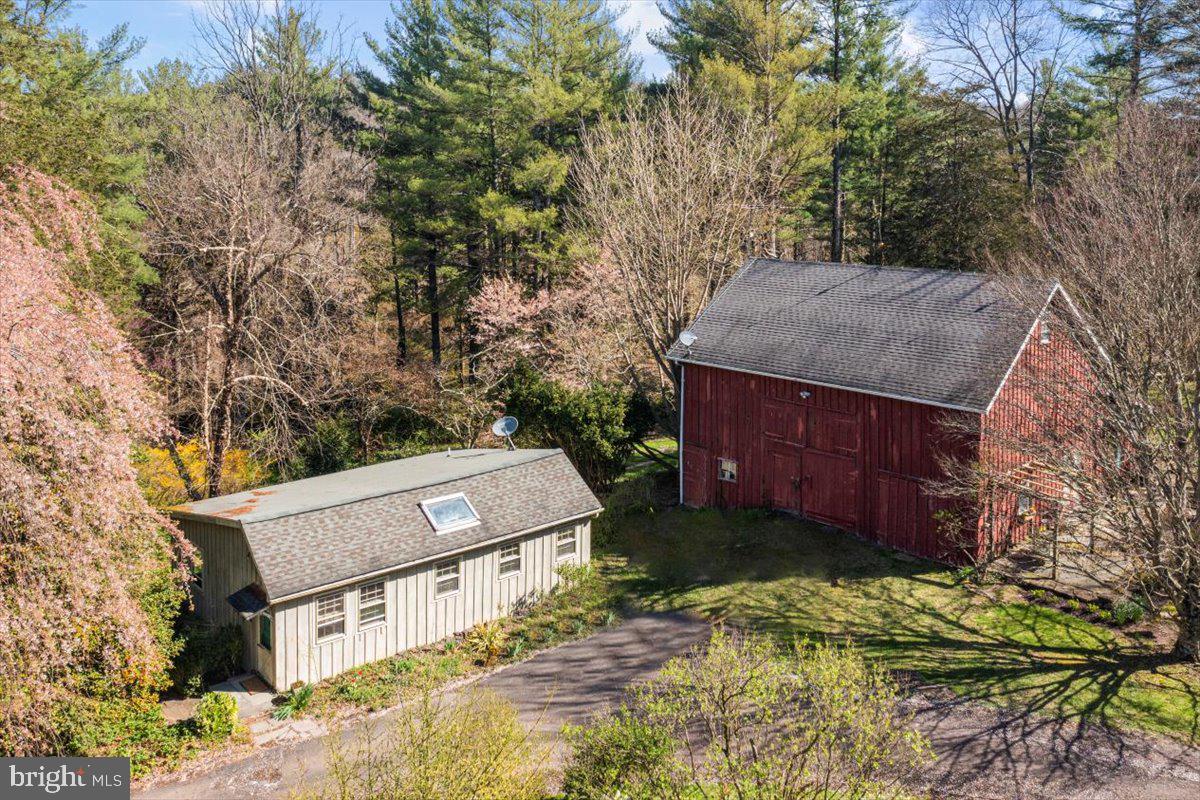 TOP OF THE HILL - Residential