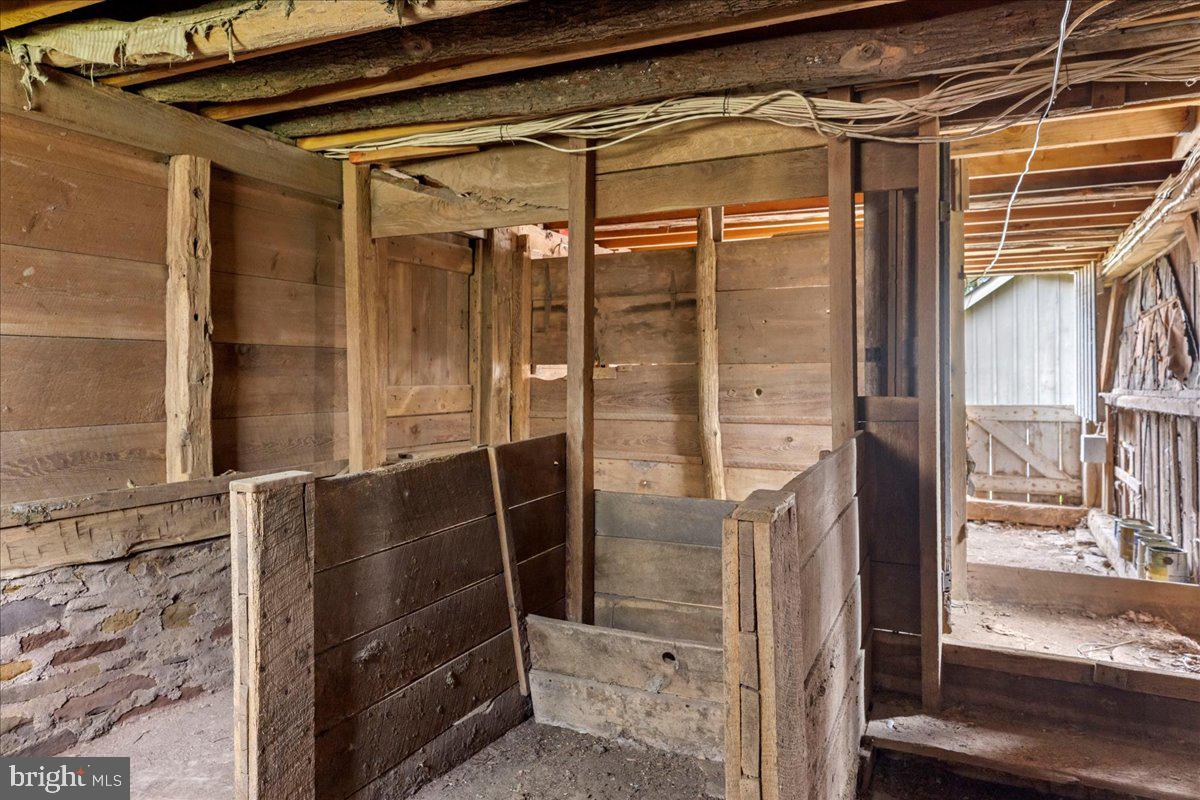 TOP OF THE HILL - Residential