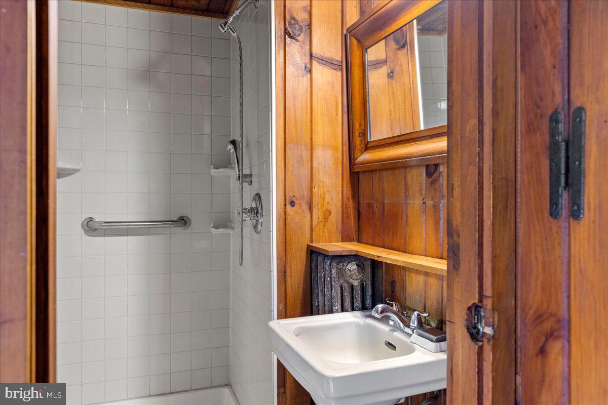 TOP OF THE HILL - Residential